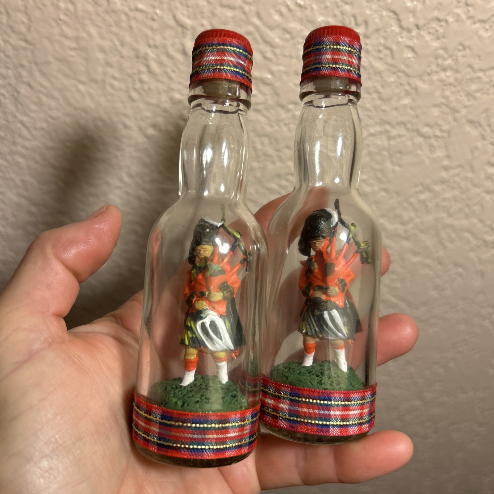 Vintage Miniature Figurine Liquor Bottle Scotland Scotland Edinburgh Bagpipes ￼
