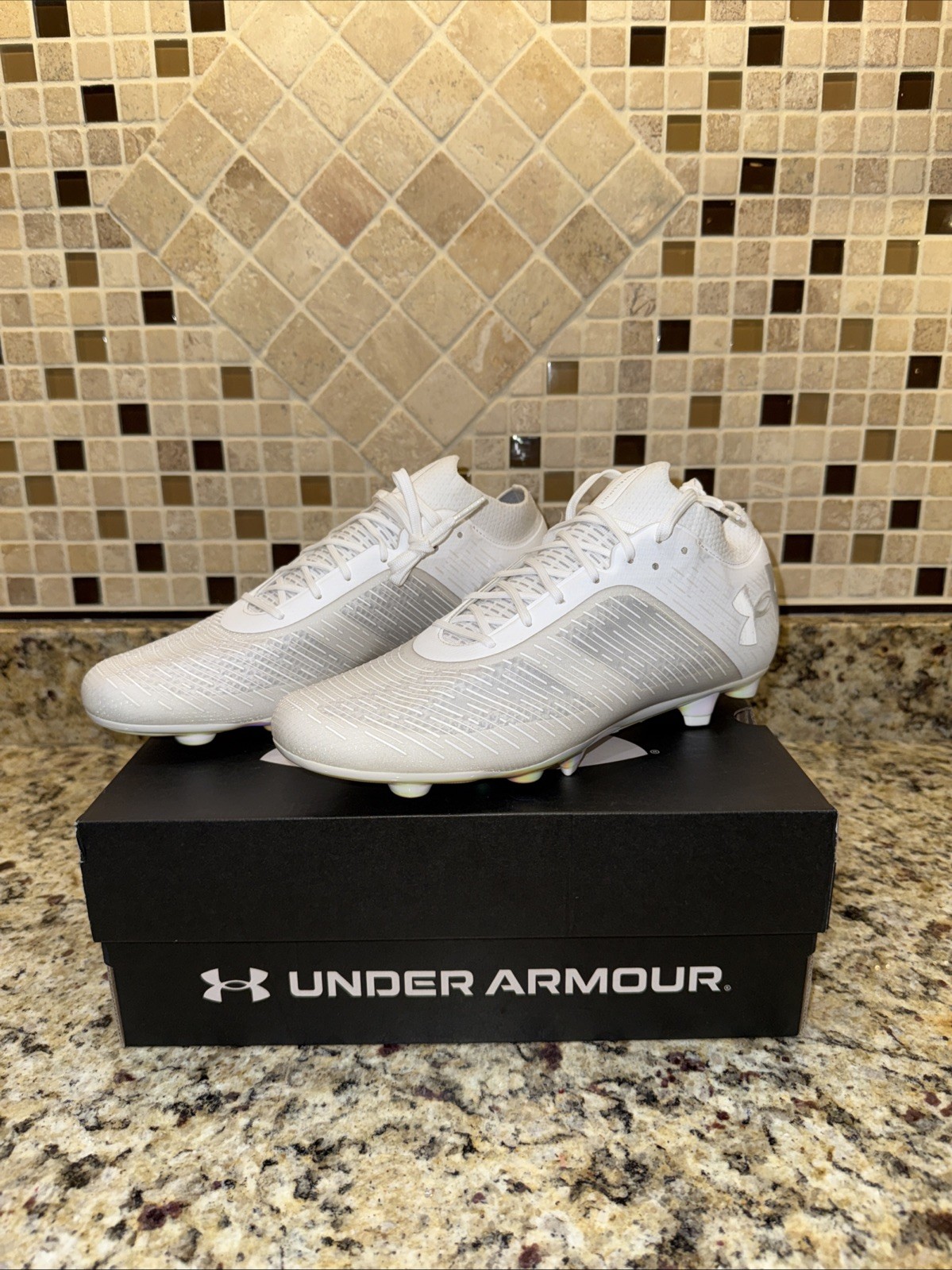 New Under Armour Shadow Hybrid SG Size 10.5 White Soccer Cleats Mens 3025643-101