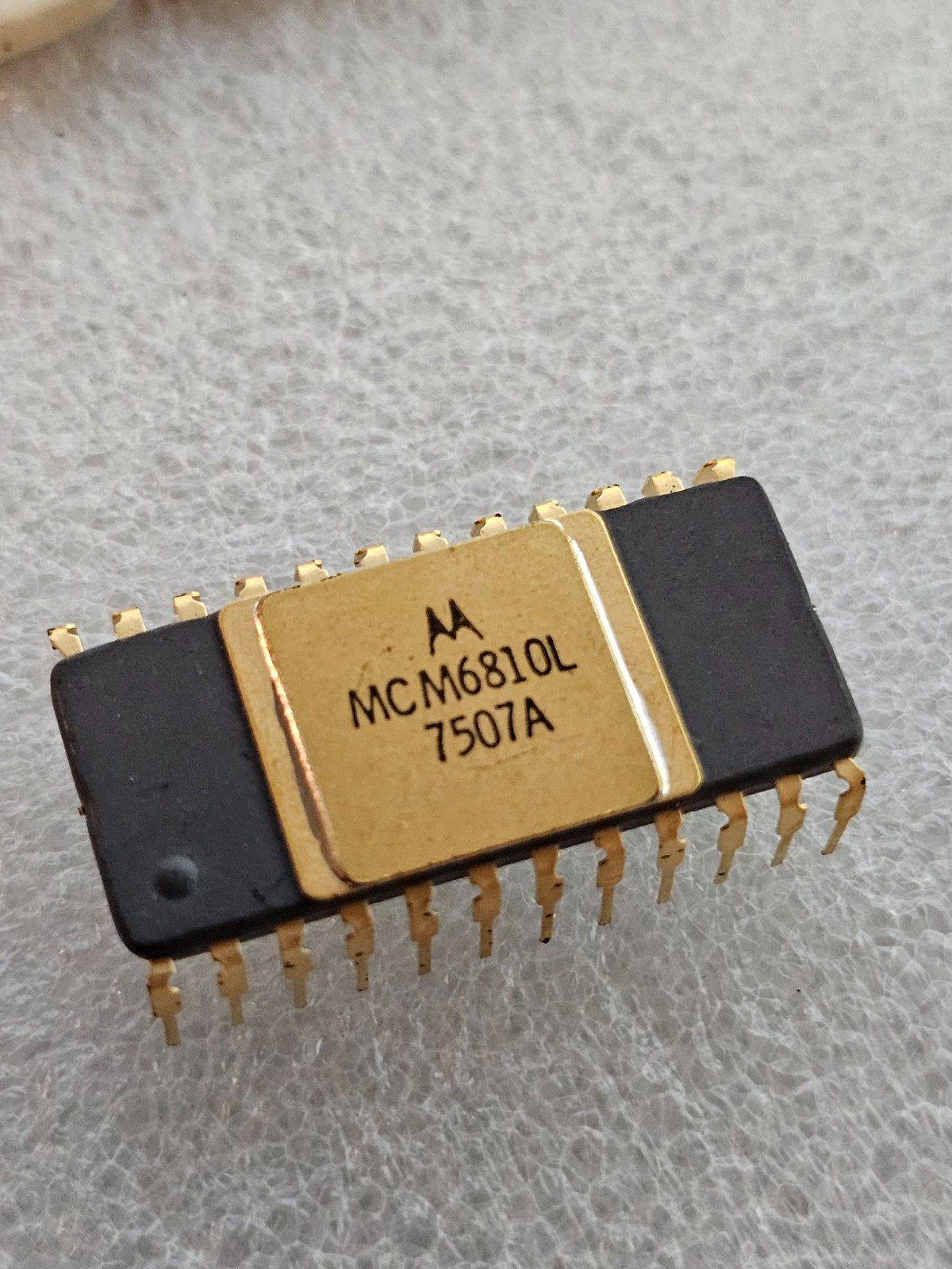 Rare Retro Vintage Early Motorola MCM6810L Ceramic Gold SRAM 128x8 1975' Week 7