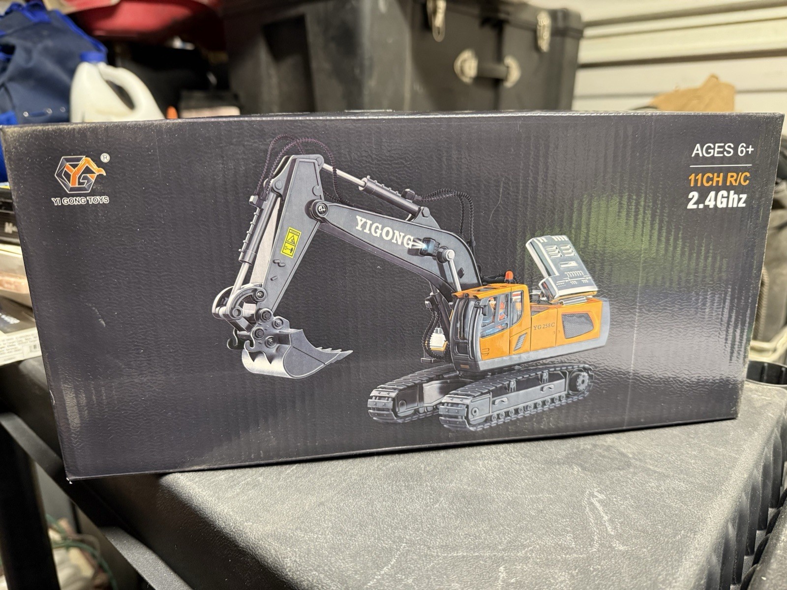 Yi Gong Toys YG285C 11CH 2.4GHz RC Excavator Yellow Black Sound Light