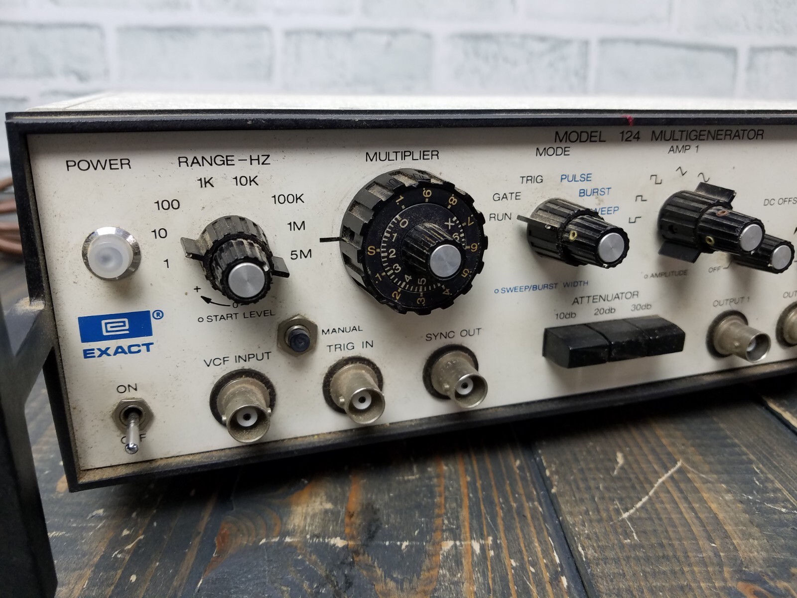 EXACT Electronics MODEL 124 MULTIGENERATOR **TURNS ON / UNTESTED**