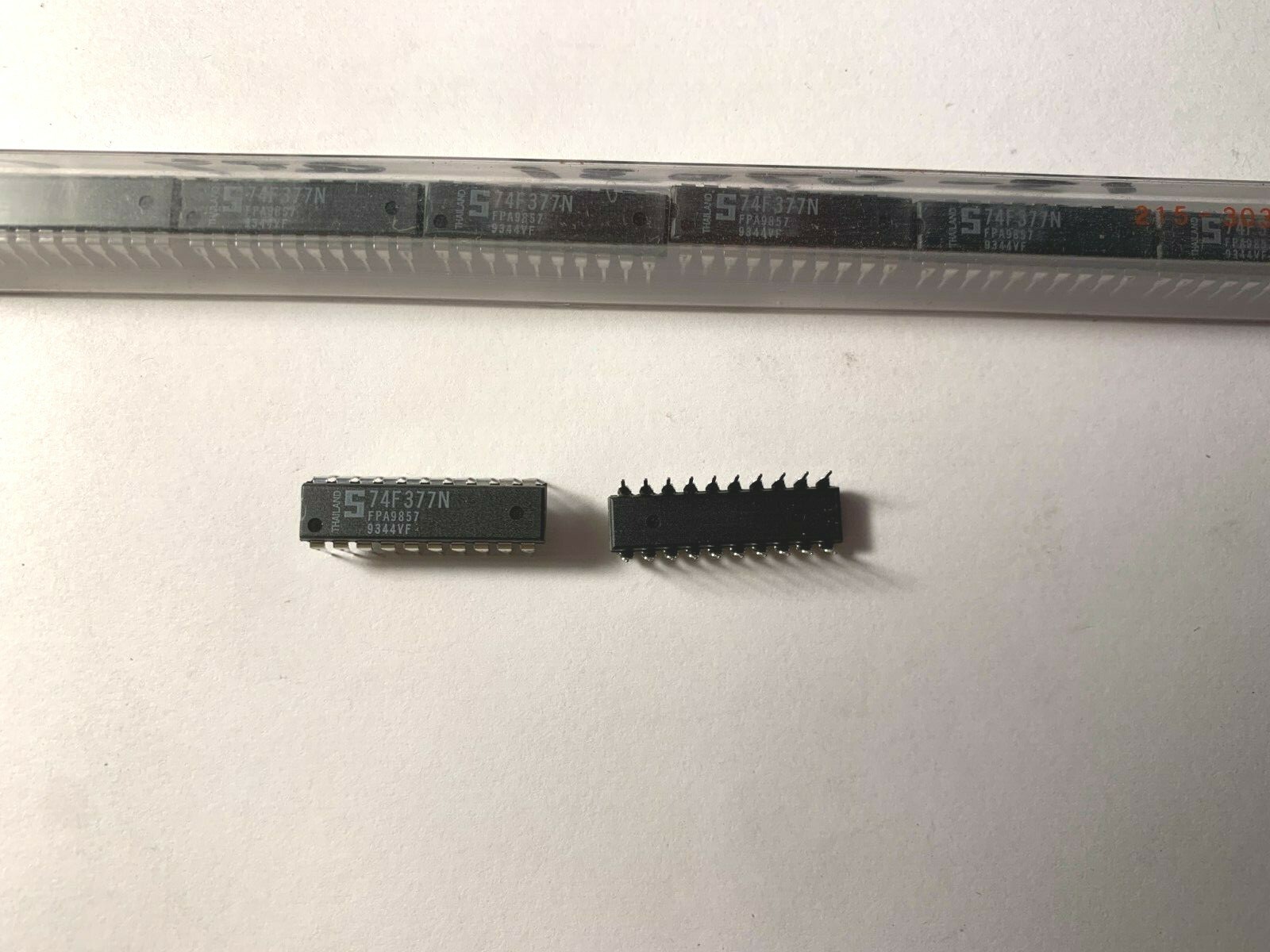 Signetics - 74F377N INTEGRATED CIRCUIT, DIP-20 .