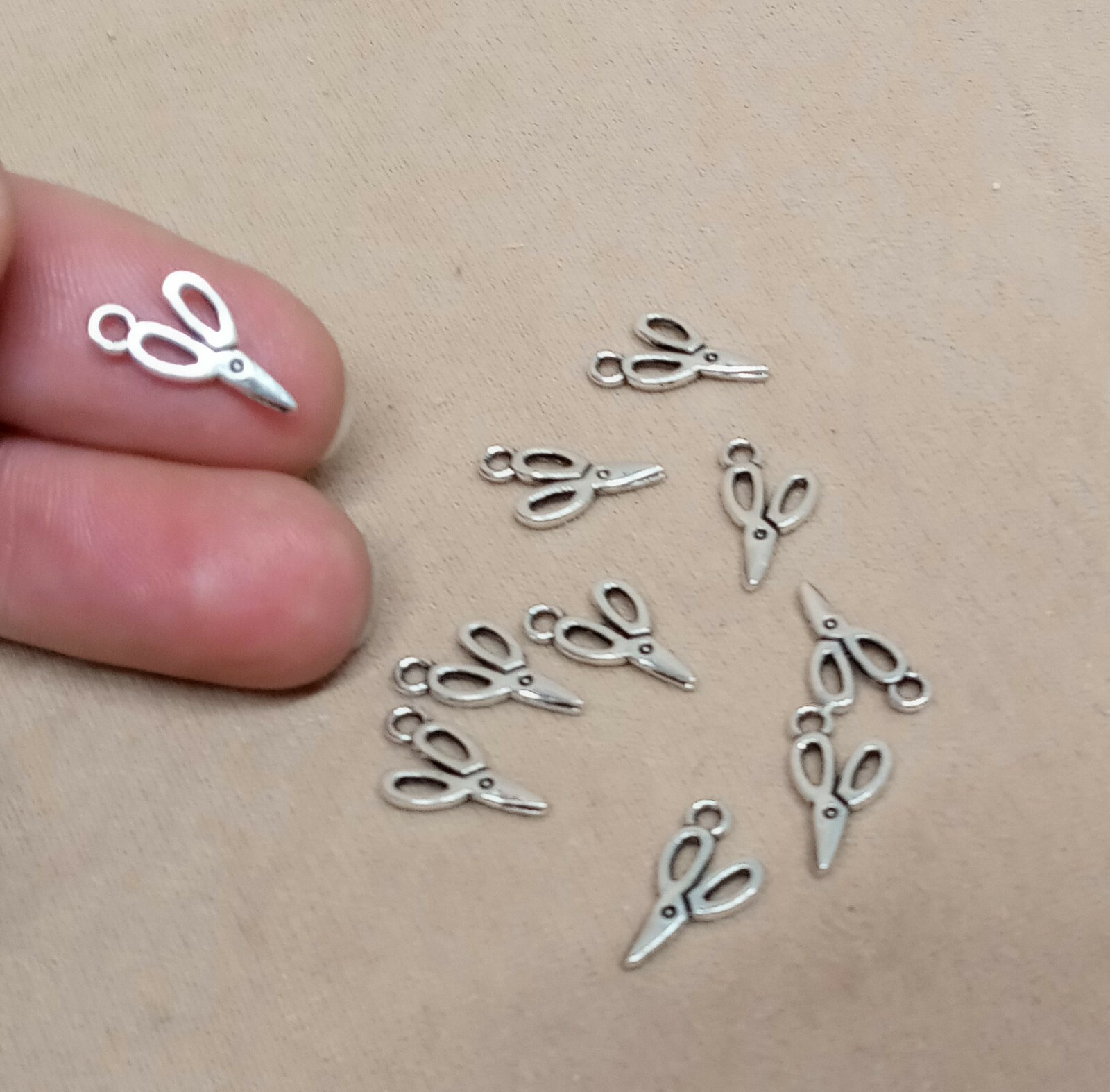 Dollhouse Miniature 1:12 Scale - 8 Thread Spools + 15mm Scissors