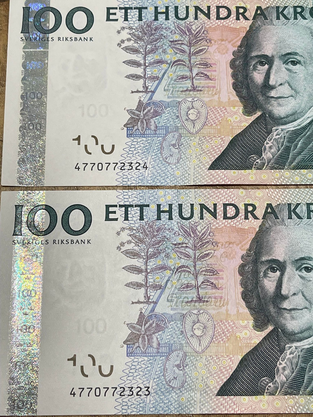 Sweden: 2 x 100 Kronor banknotes in UNCIRCULATED condition. SEK