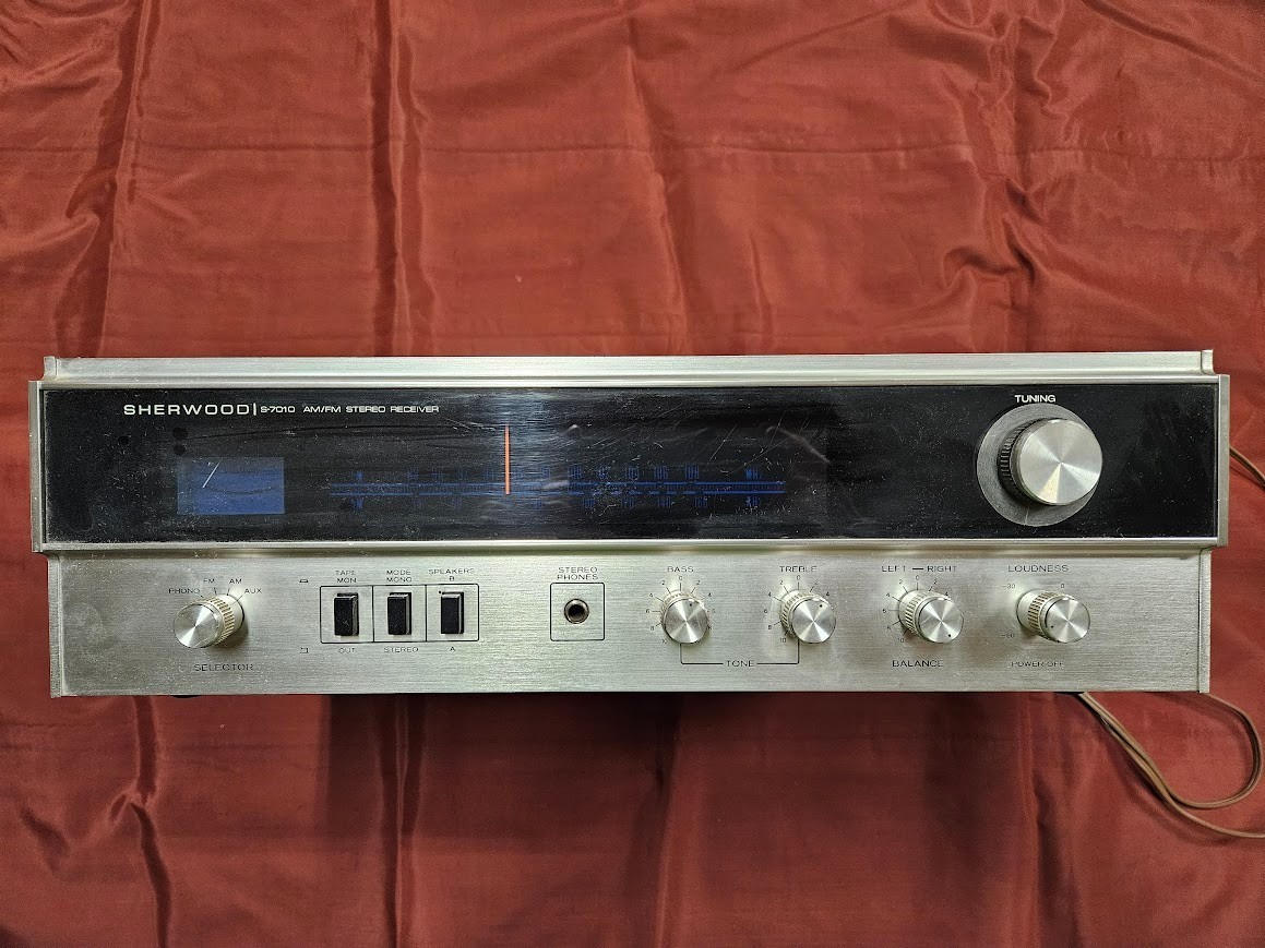 Vintage 1970s SHERWOOD S7010 AM/FM STEREO RECEIVER