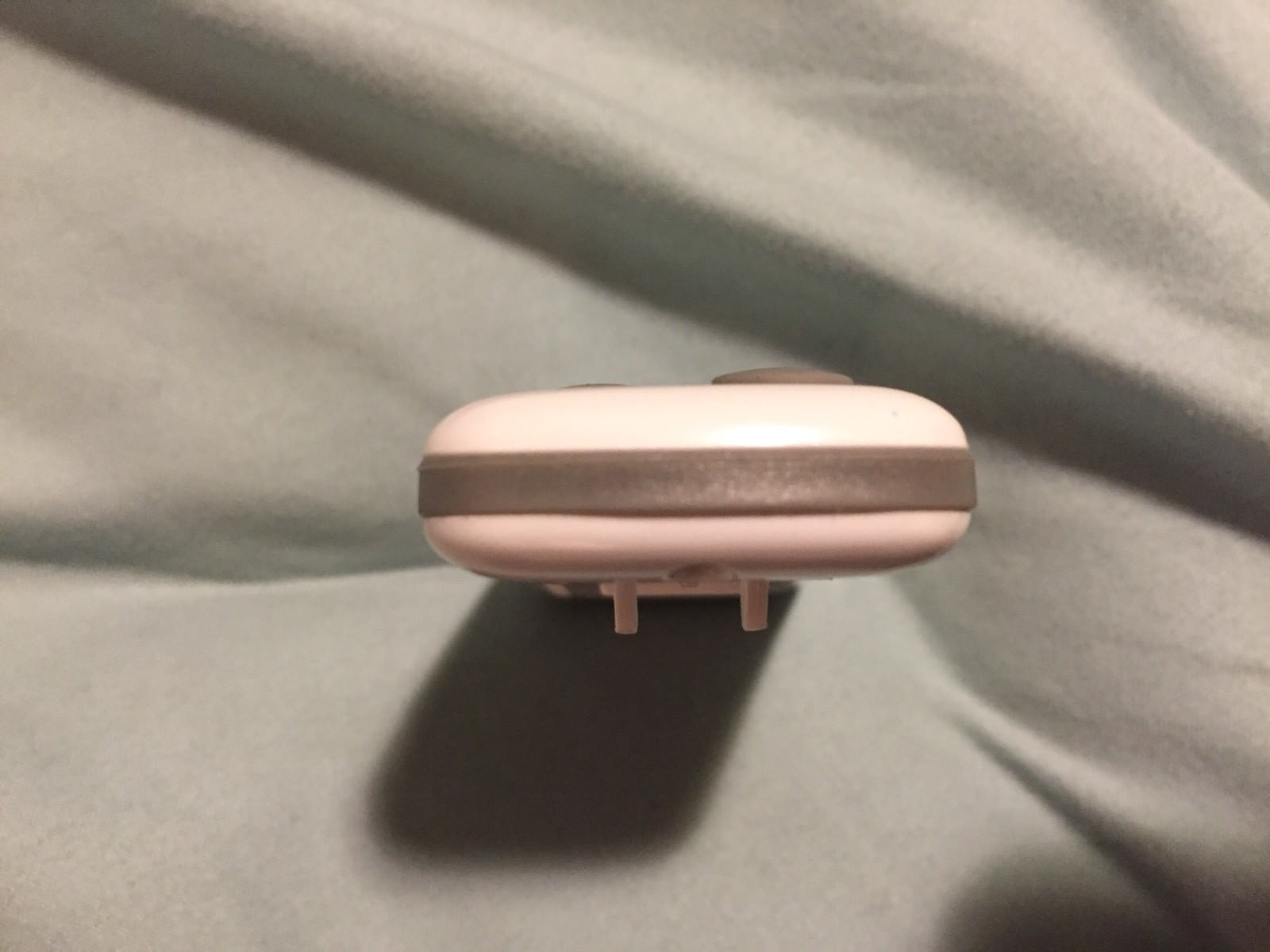 AIR CLICK REMOTE CONTROL ONLY MAC and PC. **NO USB** BROKEN CLIP. SEE PICS**