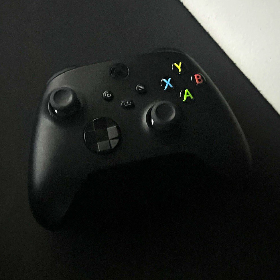 Xbox Series X 1TB w/ Wireless Controller and monitor,original cables also
