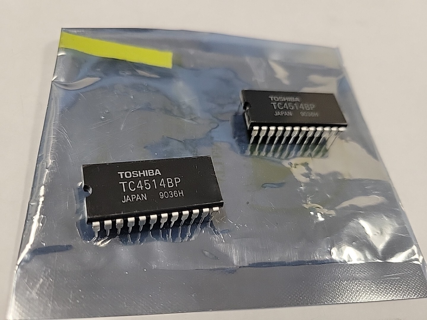 TOSHIBA TC4514BP Integrated Circuit IC (2 Pieces) 24 PIN DIP STANDARD THRU HOLE