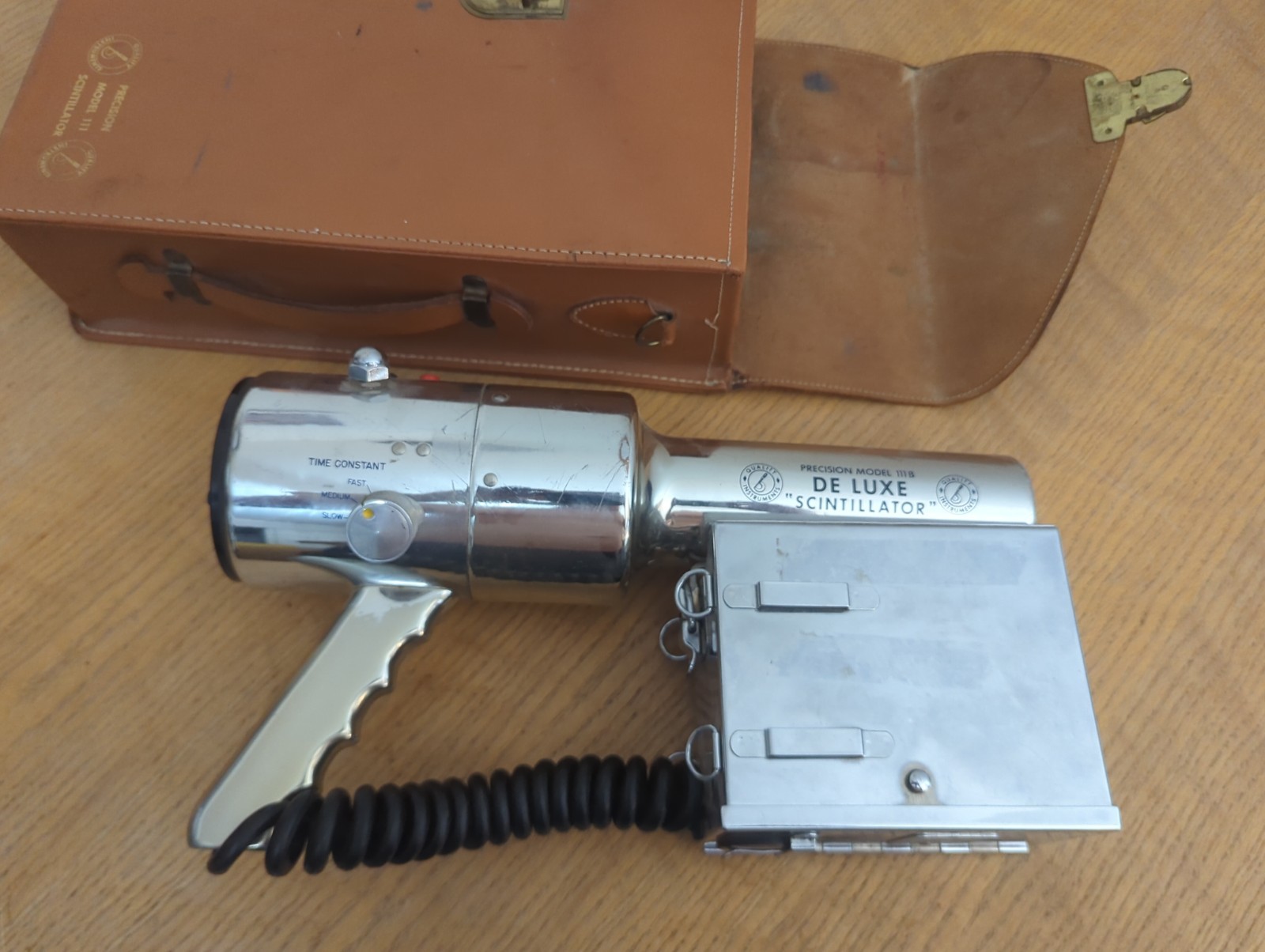 PRECISION DE LUXE SCINTILLATOR Radiation Detector Model 111b with Case