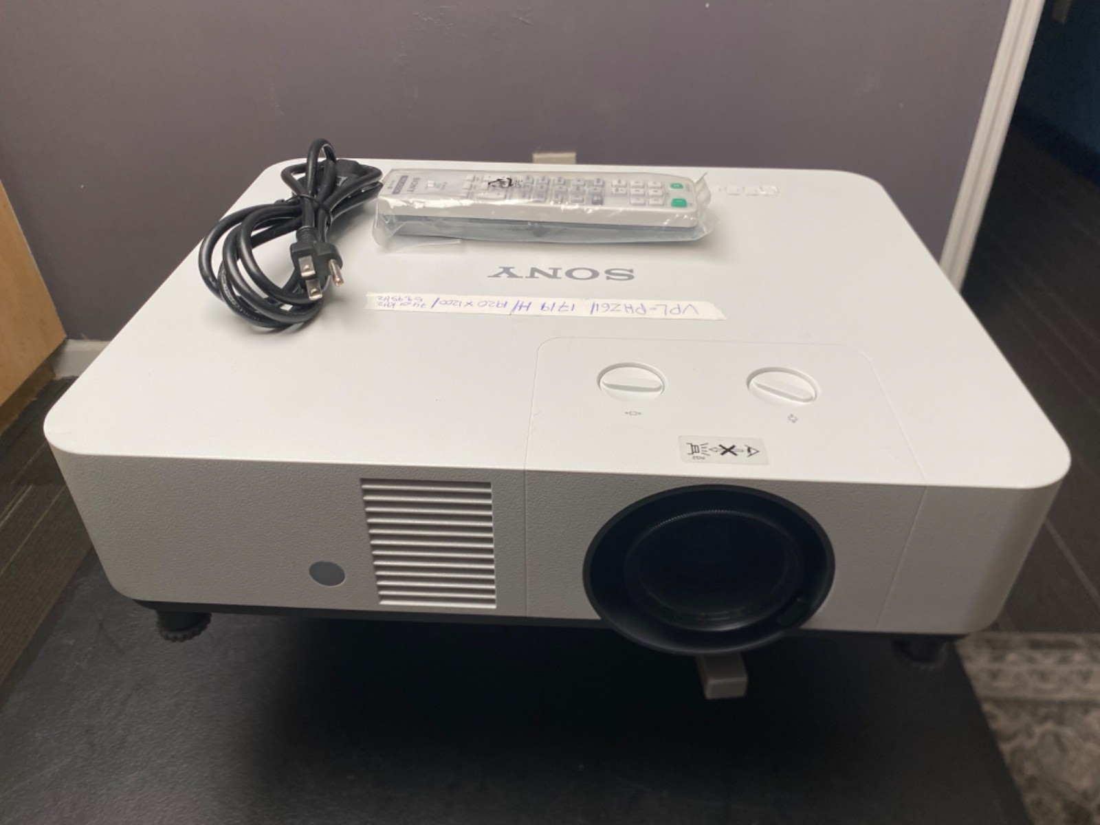 Sony VPL-PHZ61 Profesional Láser 6400 lúmenes WUXGA – 1719 hrs – Control + Power