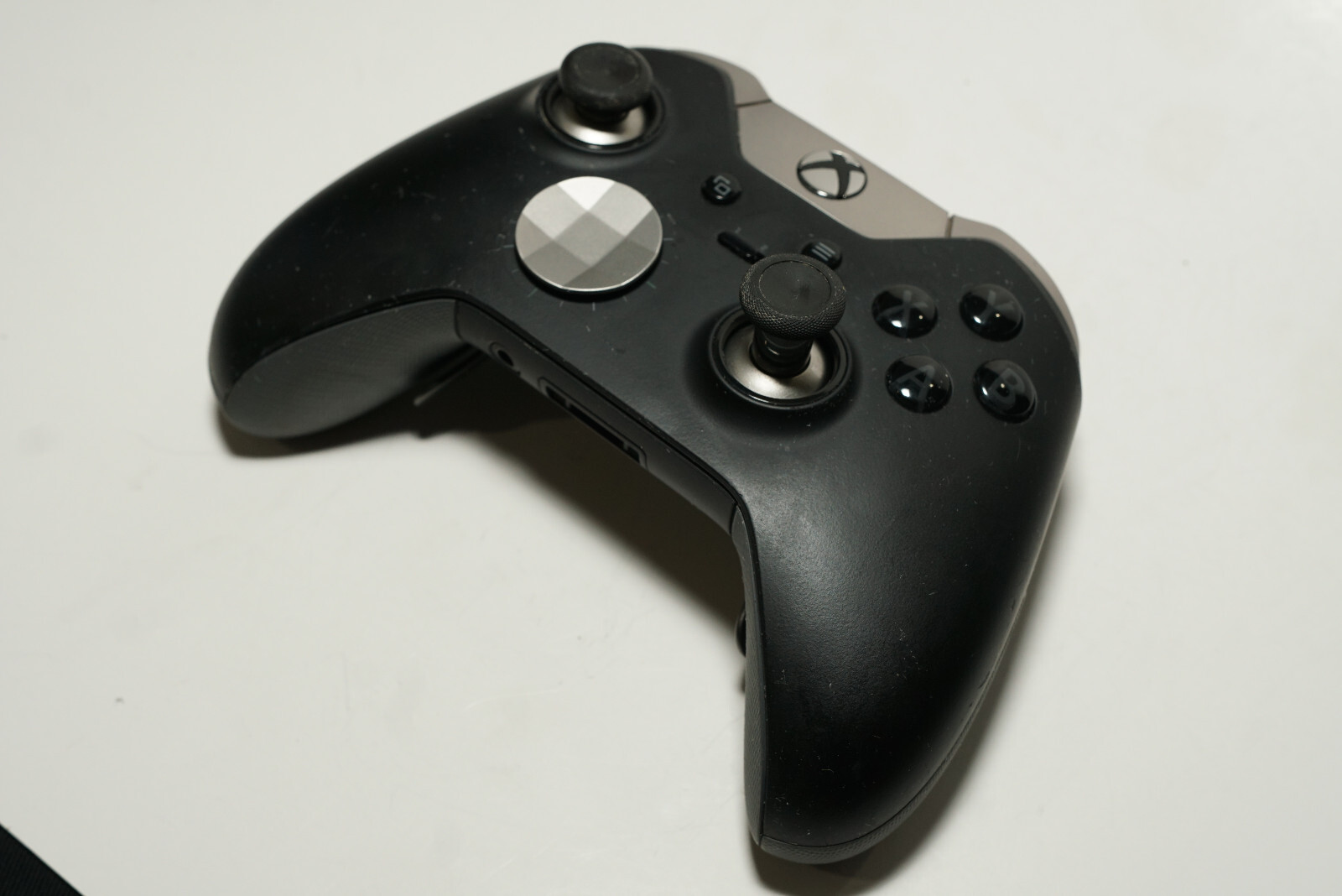 [EXEC] Microsoft Xbox One Elite 1698 Series 1 Controller Black Bluetooth Battery