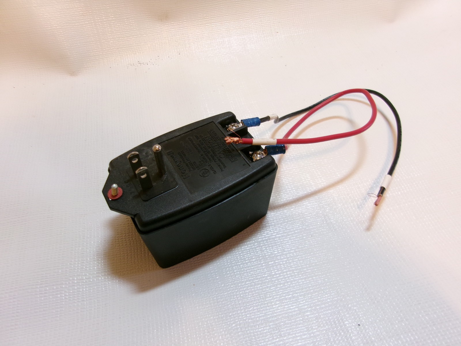 Brand New Honeywell HTP2450 120VAC/60hz Class 2 Plug In Transformer Black