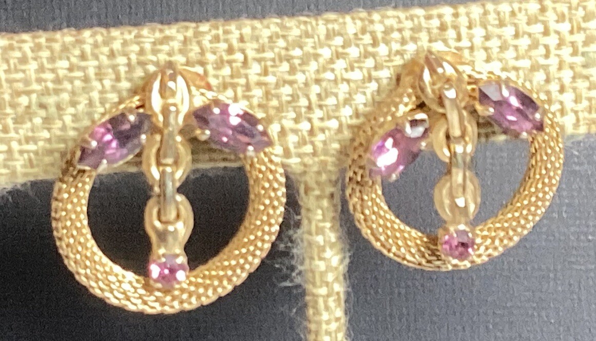 LOVELY VINTAGE PAIR OF RHINESTONE AMETHYST MESH SCREWBACK EARRINGS GOLDTONE