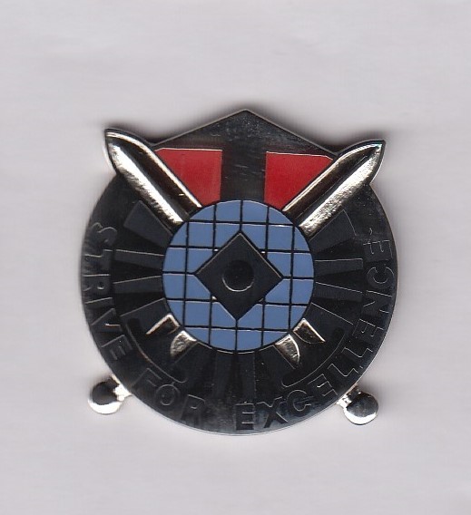 527th MILITARY INTELLIGENCE BN MI crest DUI badge c/b P-23
