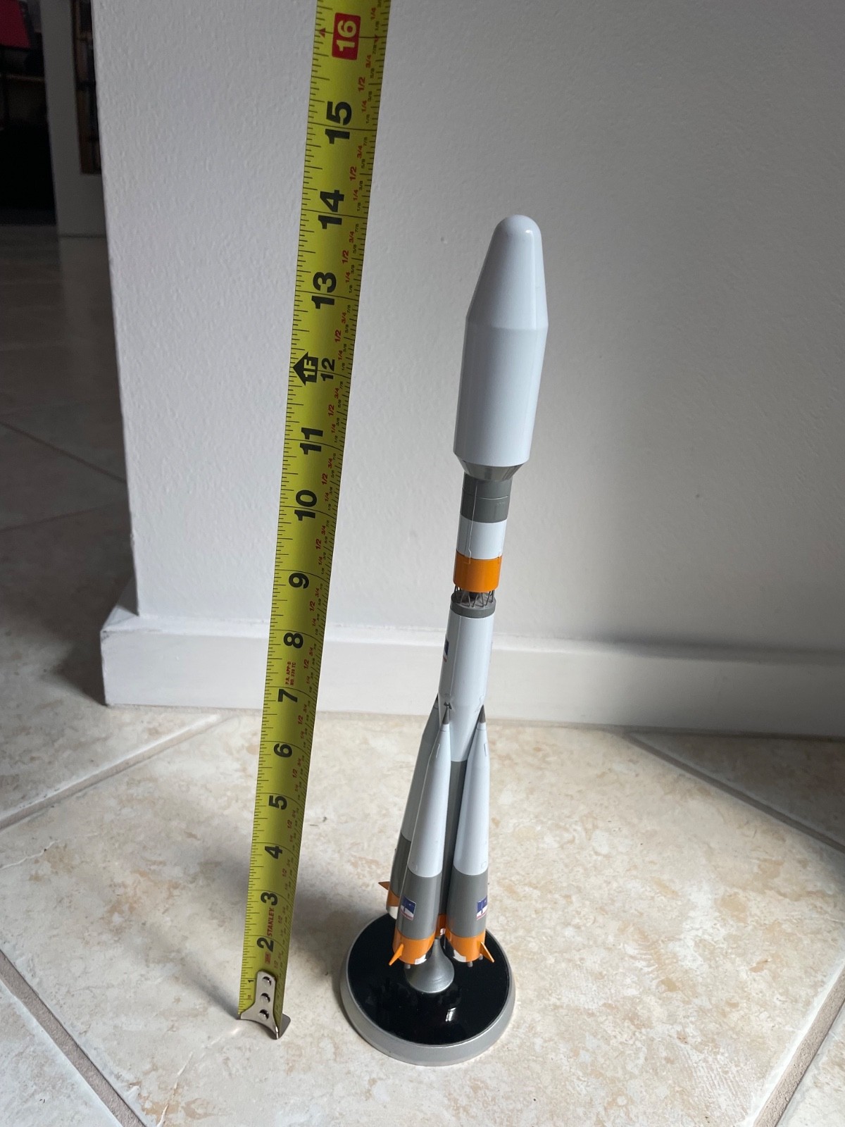 Soyuz rocket model (die cast, pre-assembled))