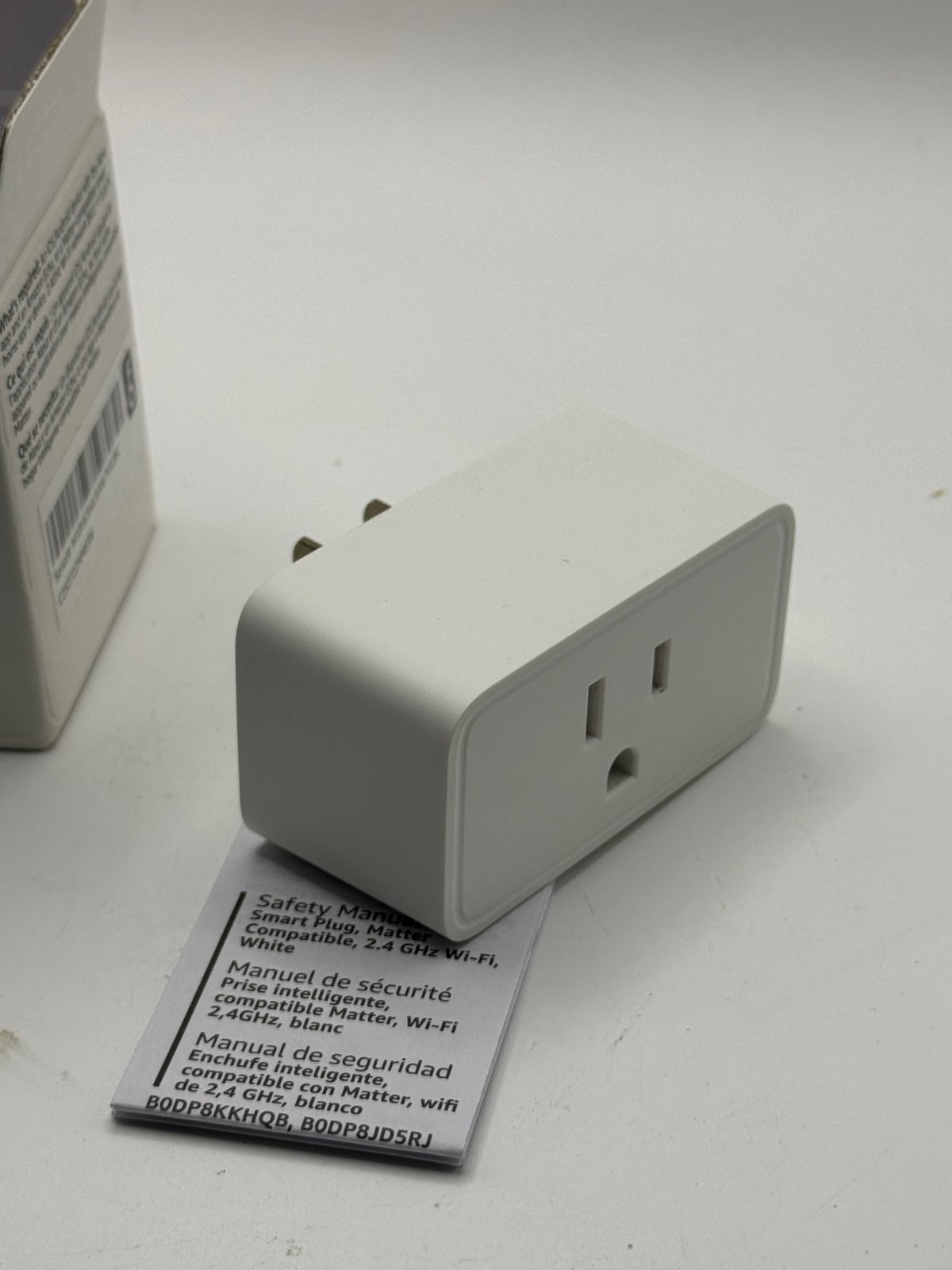 Amazon Basics Smart Plug Matter Compatible 2.4 GHz Wi-Fi White Outlet Adapter
