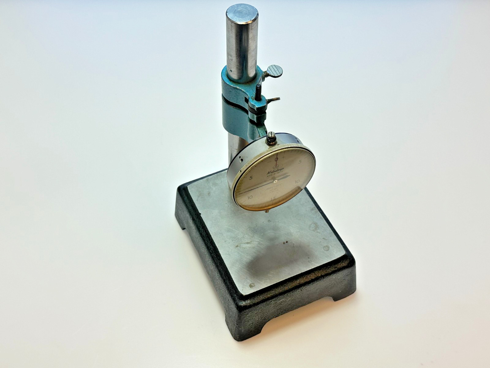 Mitutoyo Tools Japan No. 3571 Dial Indicator .0005-.075” on Indicator Stand Base