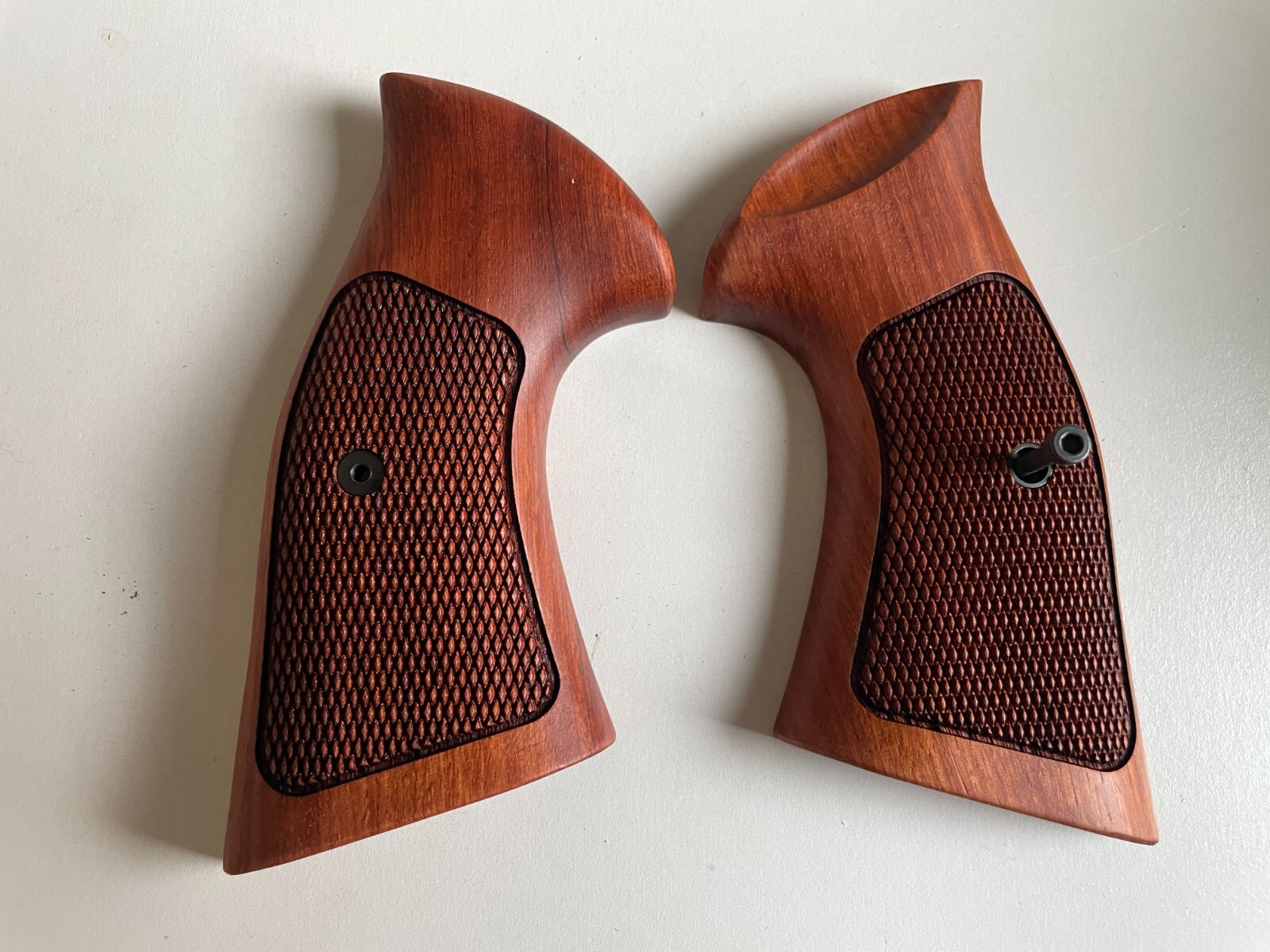 Cool Checker Decorative wood Grips for S&W, K/L ROUND BUTT 686; Opened back ,02
