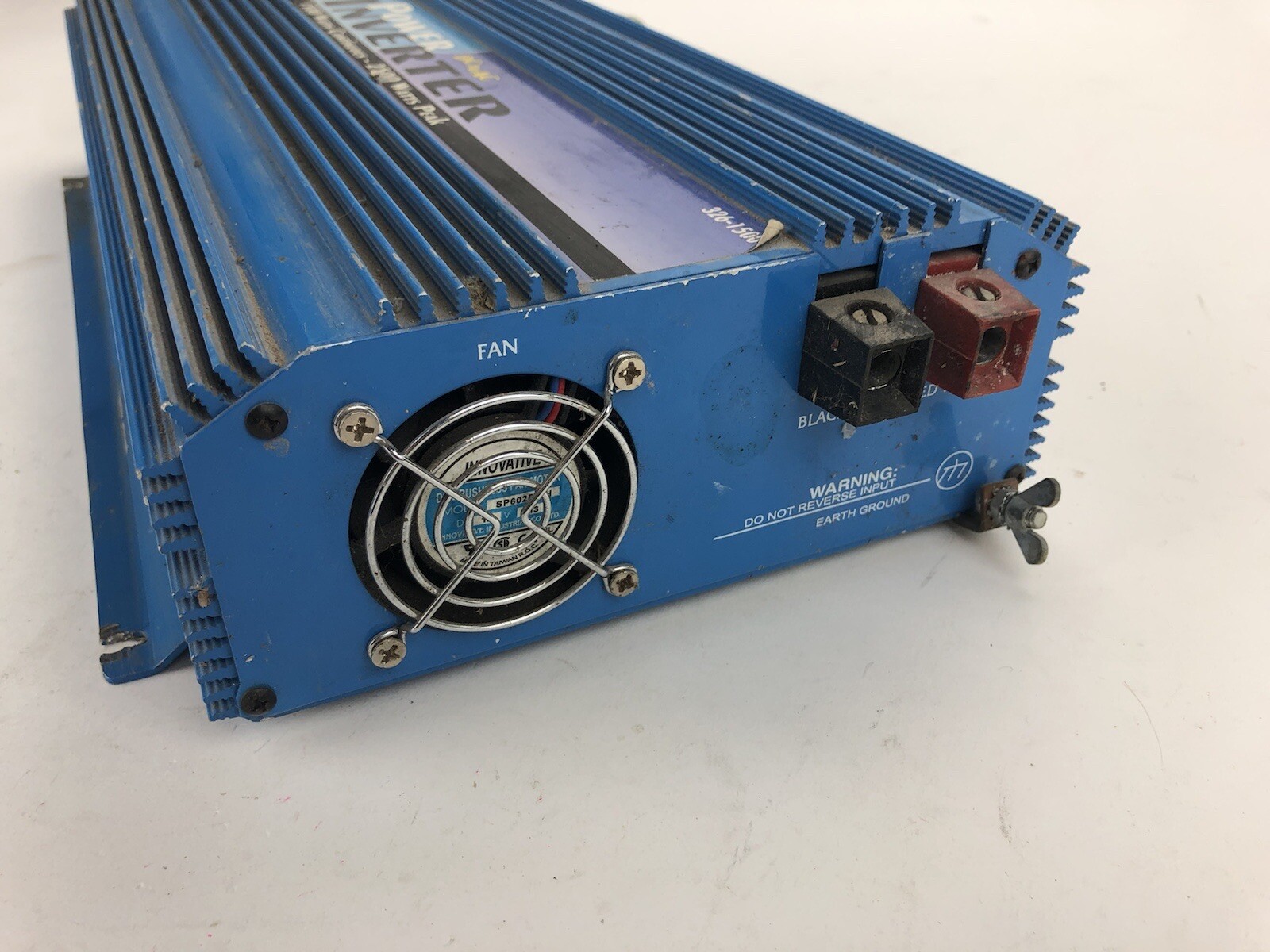 Tracker 1500W Continuous Dc To Ac Power Inverter 2500W Peak - Blue