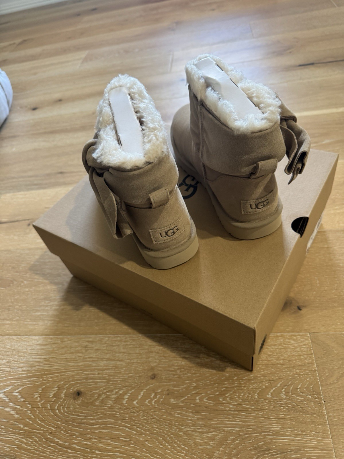 New in Box Ugg Platform Classic Mini Bow Size 9 Sand color