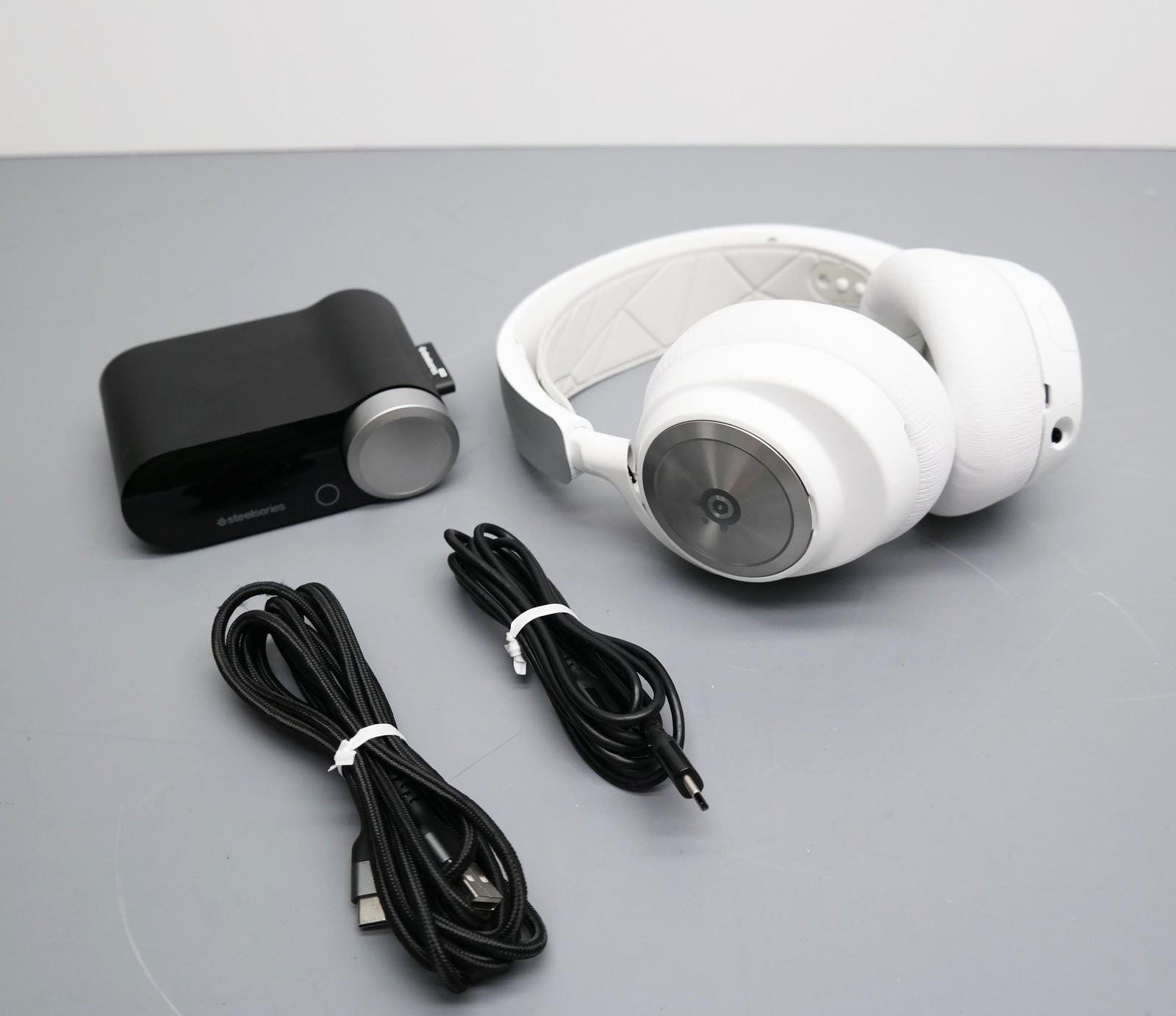 SteelSeries Arctis Nova Pro 61524 Wireless Multi Gaming Headset - White