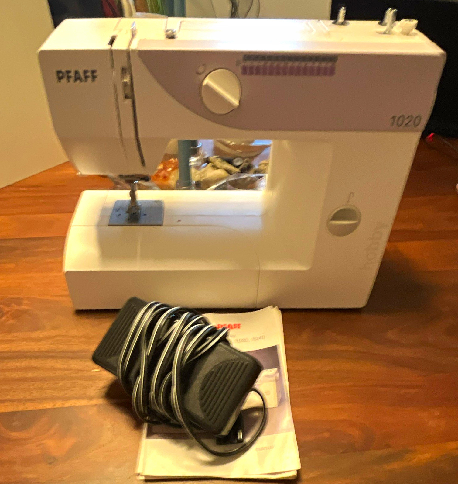 PFAFF 1020 Electric Household Sewing Machine w/ Foot Pedal, Manual, Free Arm
