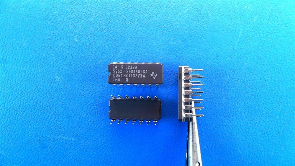 New (2pcs) CD54HCT132F3A TEXAS INSTRUMENTS IC Logic