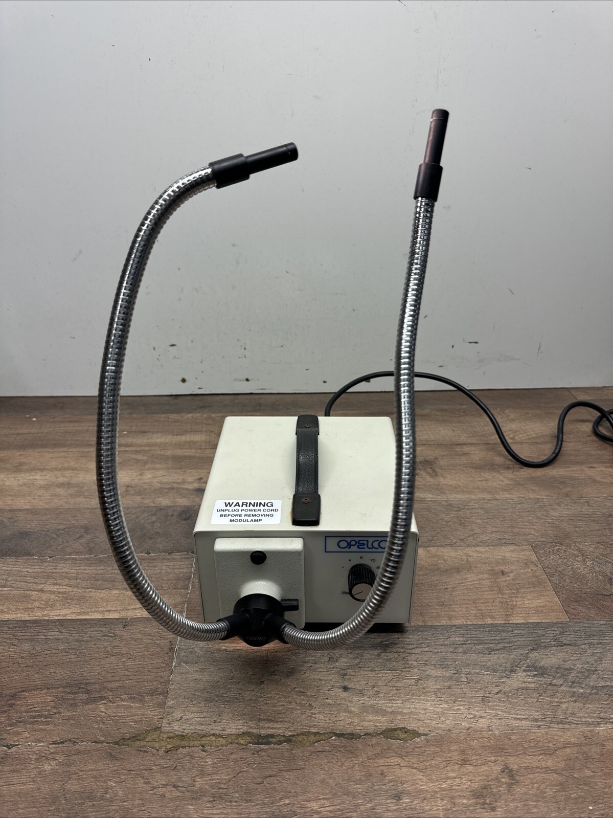 Fostec 20500 Fiber Optic Light Source 150W, 20V W/ Double Gooseneck Light Guide