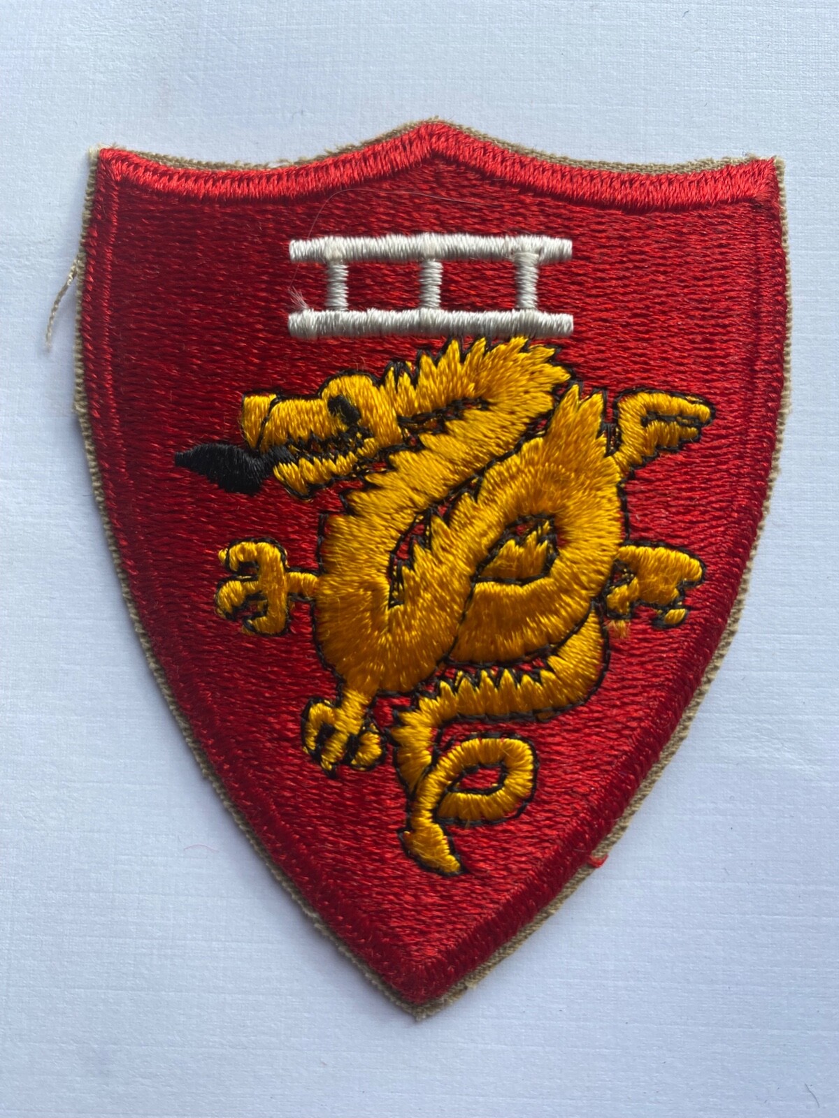 WWII MARINE 3RD AMPHIBIOUS CORPS MILITARY BADGE NOS RED SHIELD YELLOW DRAGON