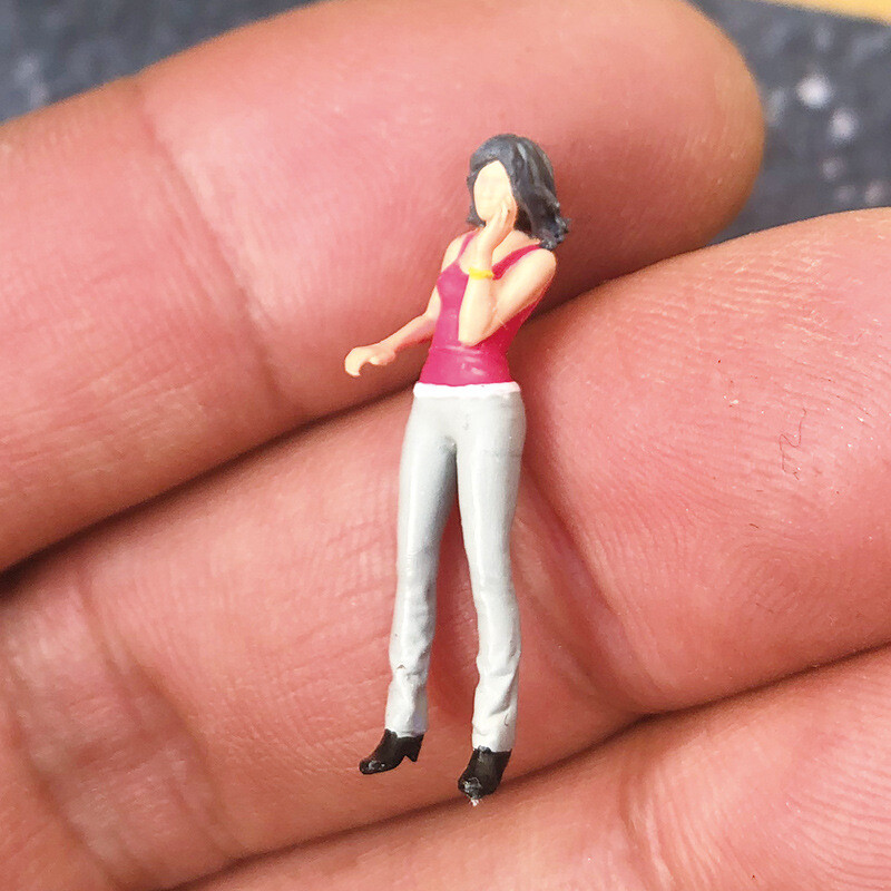 1:64 Painted Figure Mini Model Miniature Resin Diorama Elegant Lady Pink Top