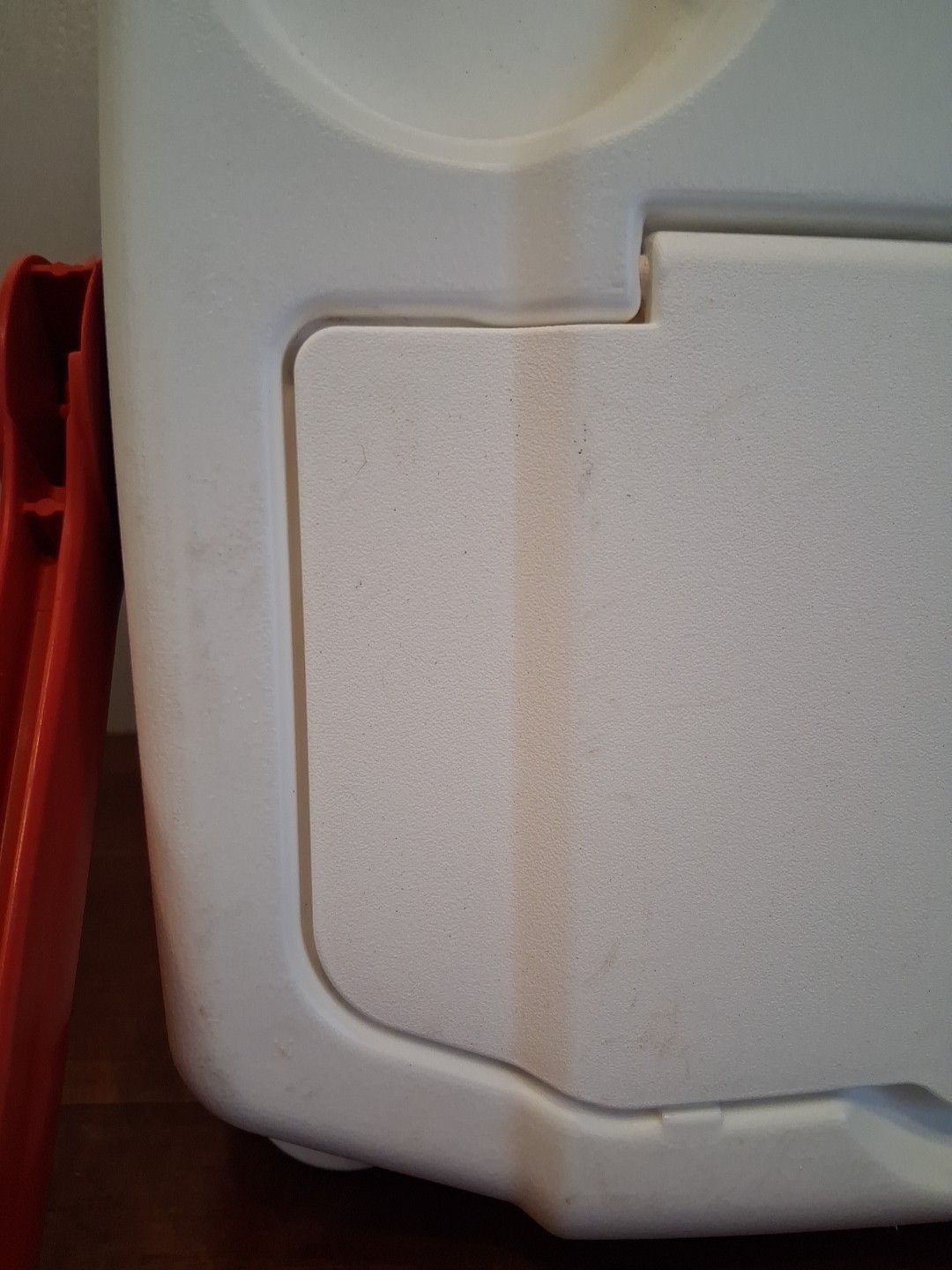 Igloo Quantum 12 cooler 18 Pack capacity Lockable USA. 12 Quart Red White Black