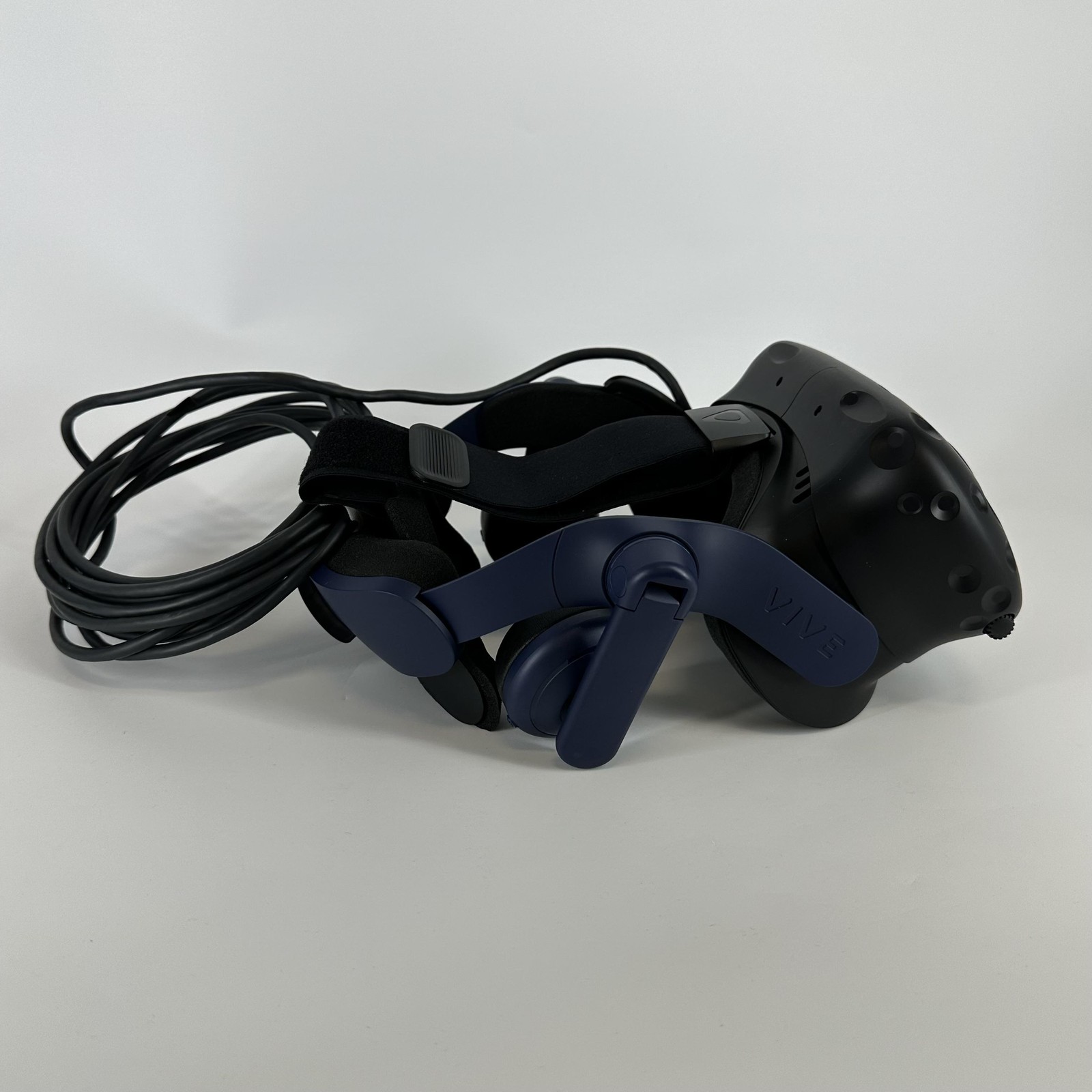HTC Vive Pro 2 VR Headset w/ Controllers/Link Box/USB Cable- Good w/ LCD Damaged