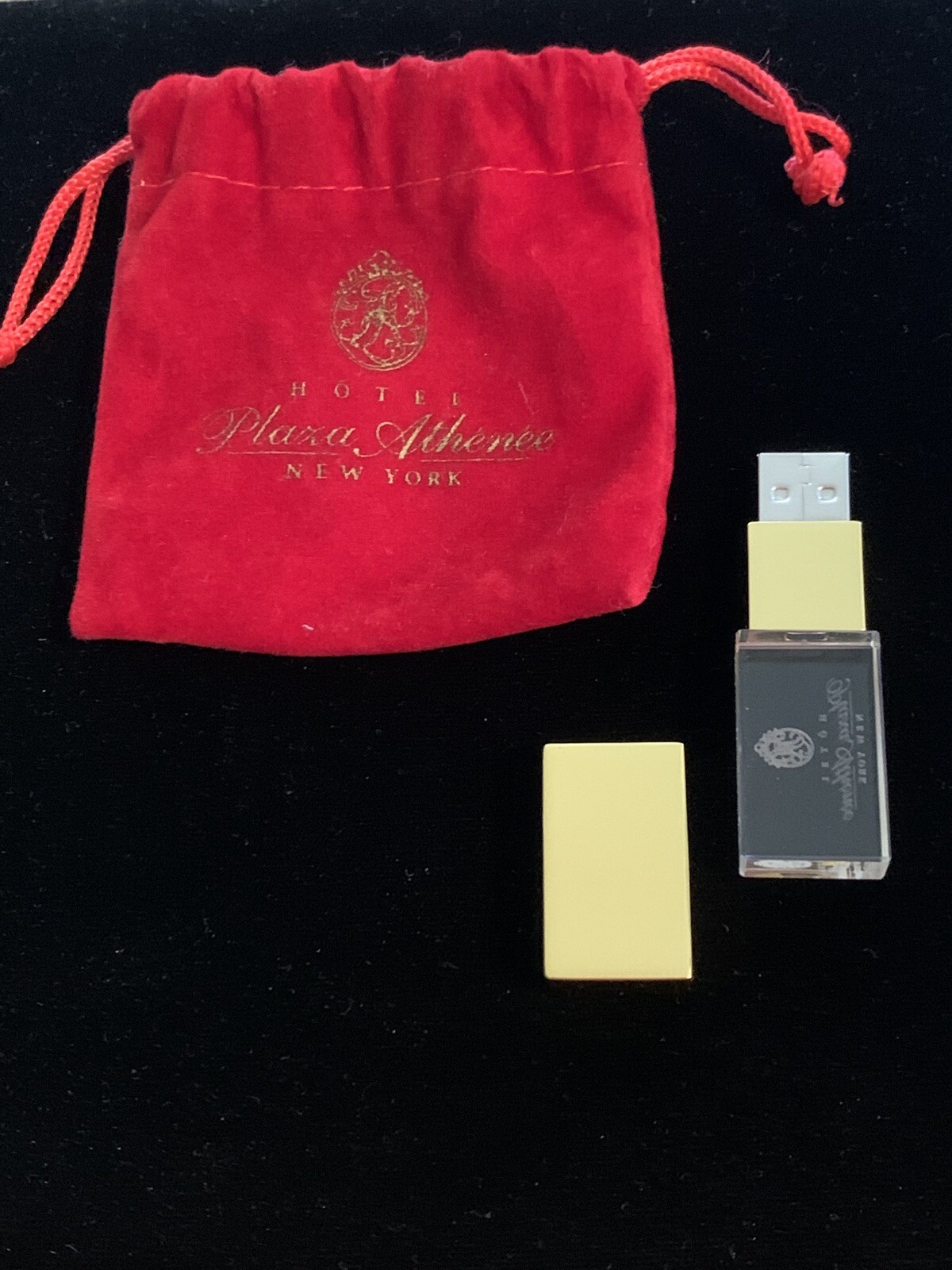 Scan disc (new) Flash Drive from Hotel Plaza Athenee
