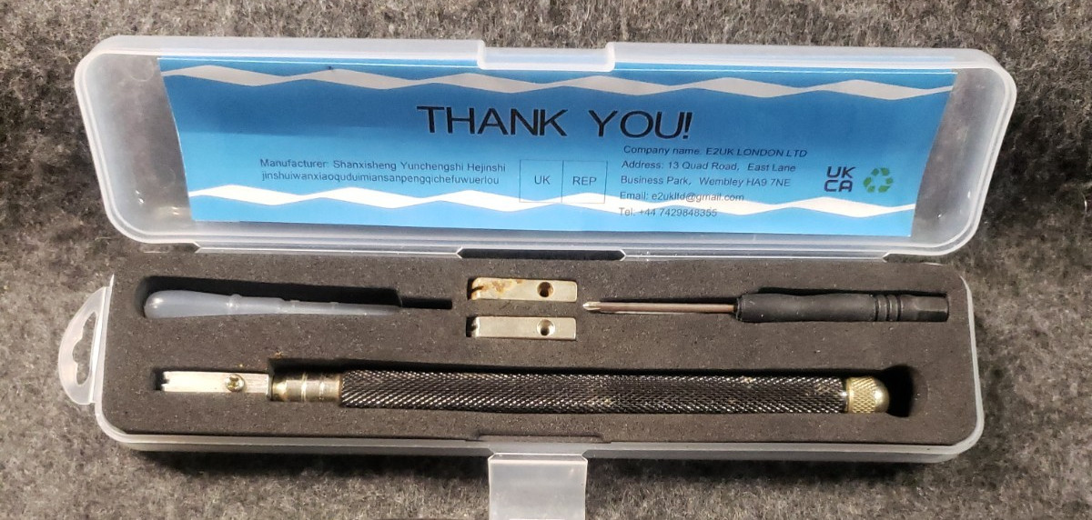 Set of two Glass Cutters with Replacement Heads and Screwdriver (C7B1)