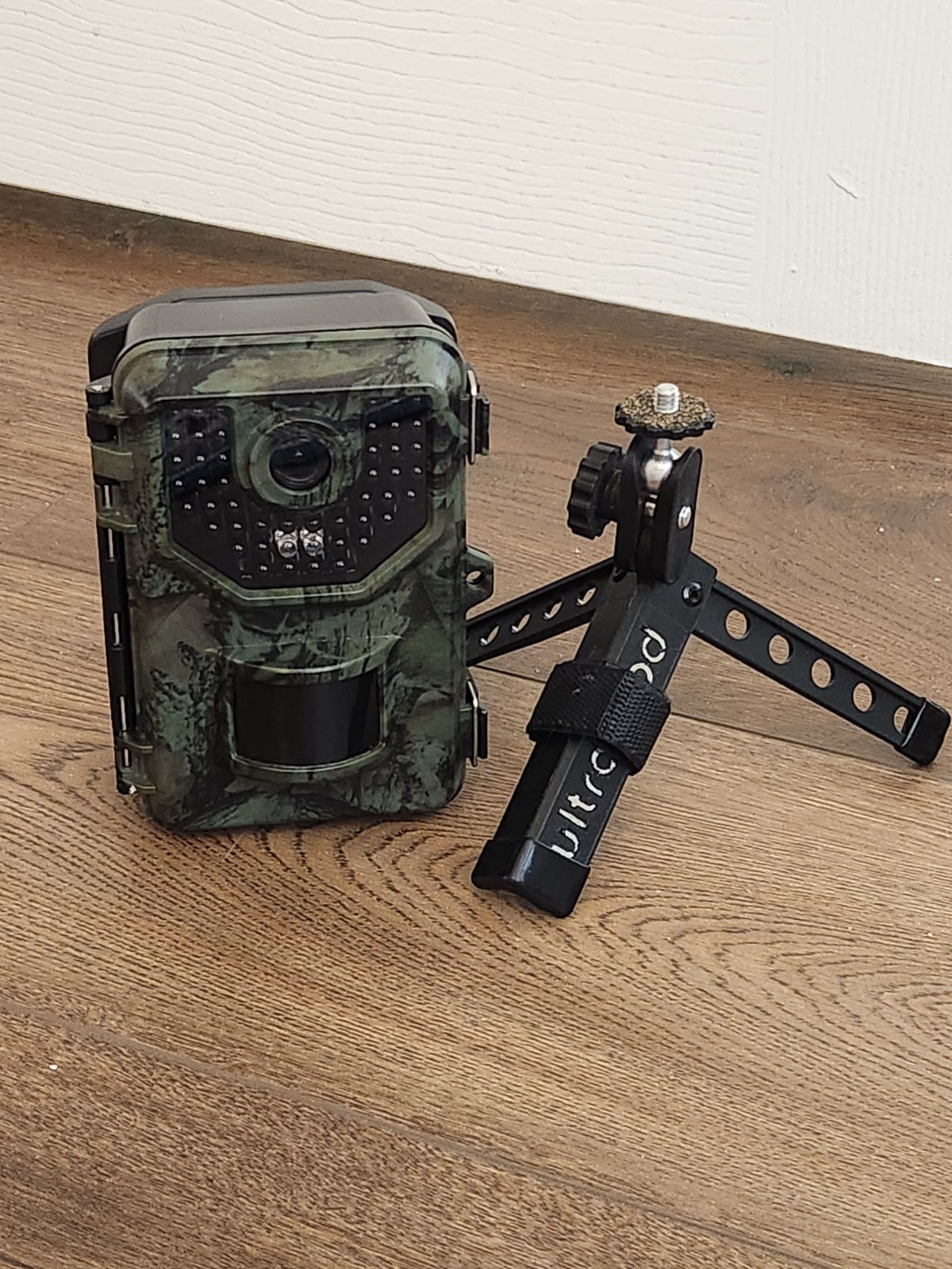 Vikeri A1 20MP Trail Camera 1520P w/128GB SanDisk Card, Stand, Batteries