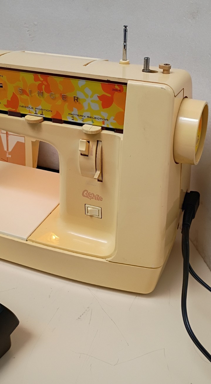 Vintage Singer Genie 353 Sewing Machine Working fine