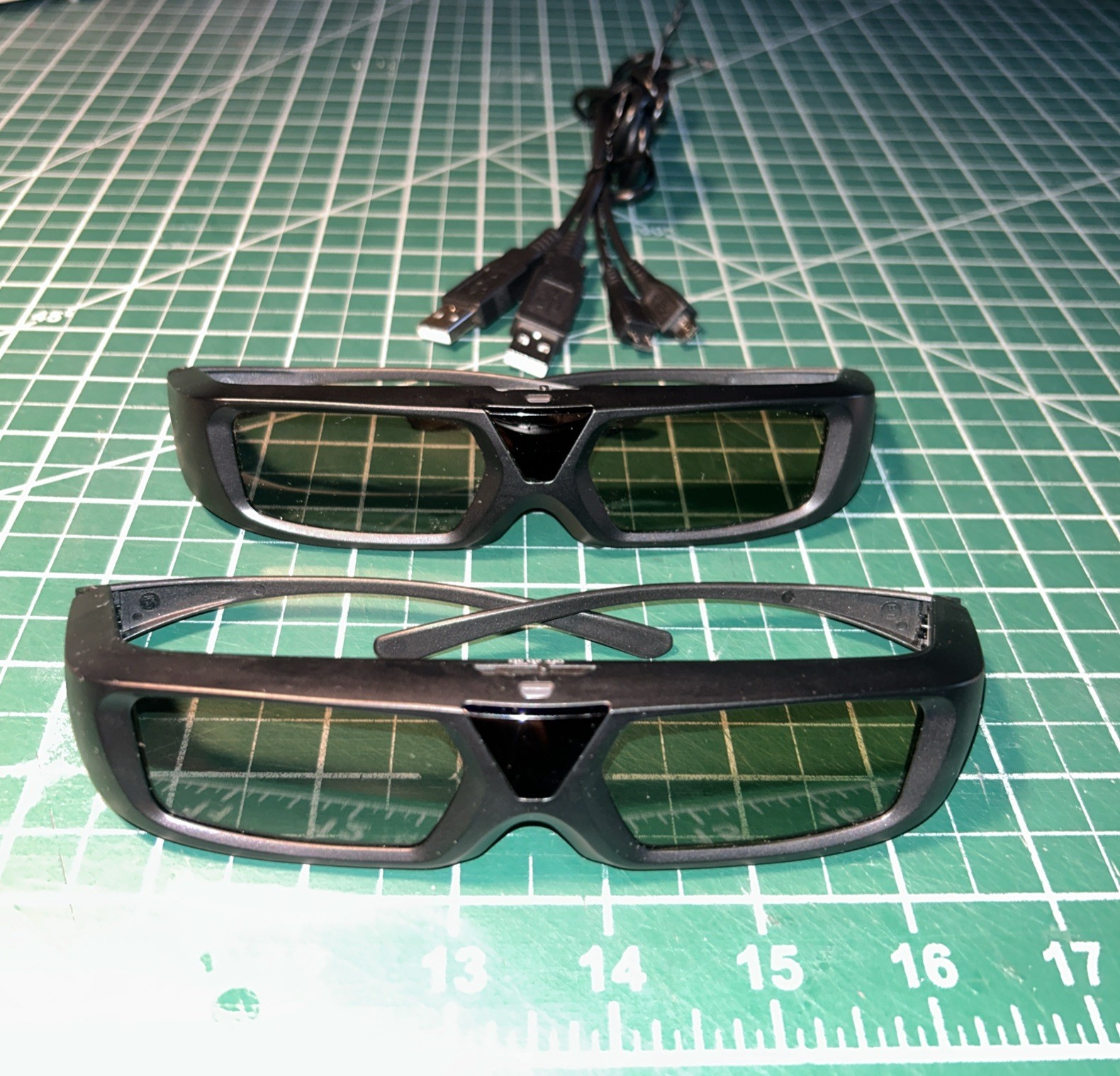 2x Sharp 3D Glasses AN-3DG30 Active 3D Glasses with Charging Cables Sharp 3D TV