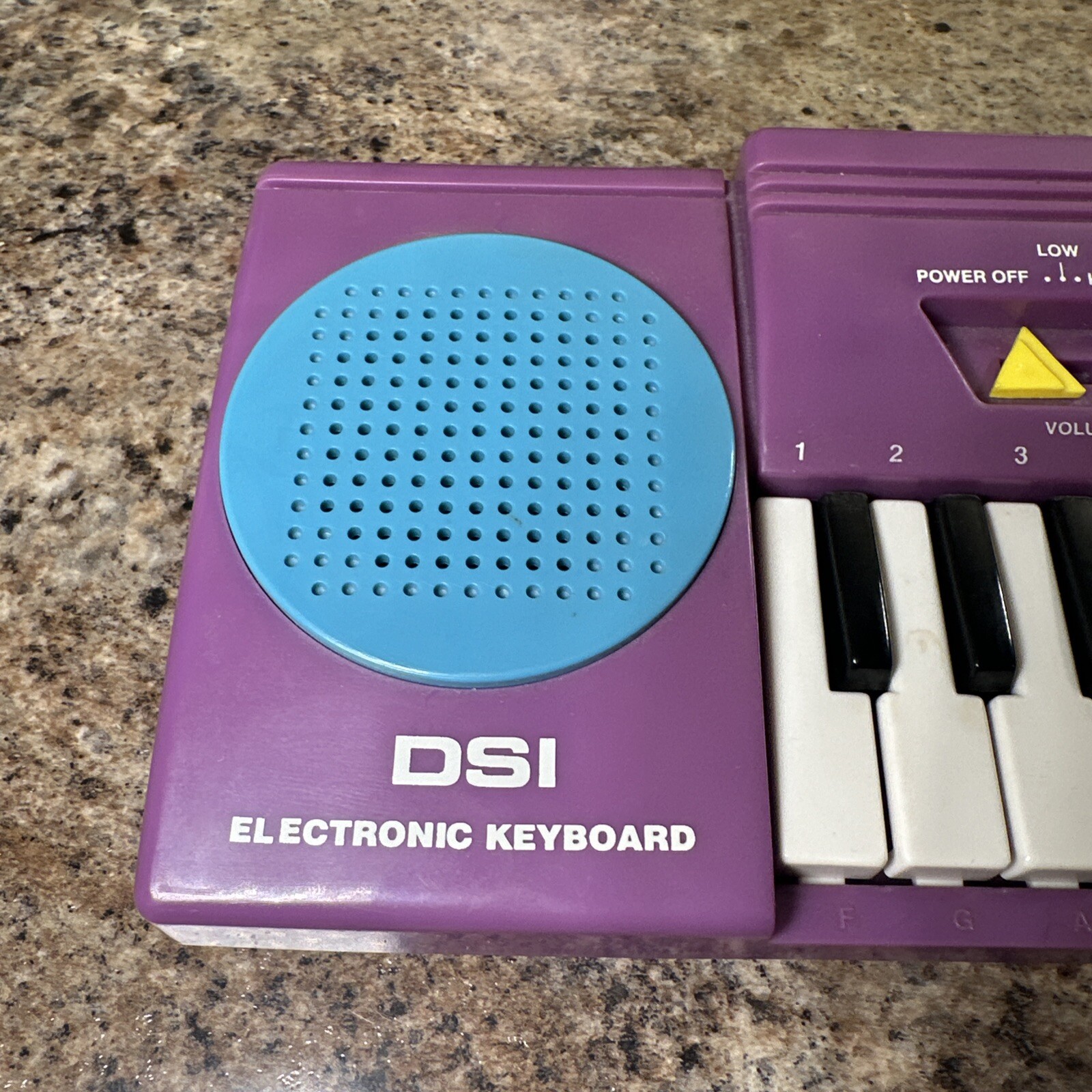 VINTAGE 1993 LA ROCK ELECTRONIC KEYBOARD NO. 57711 Plastic Euc