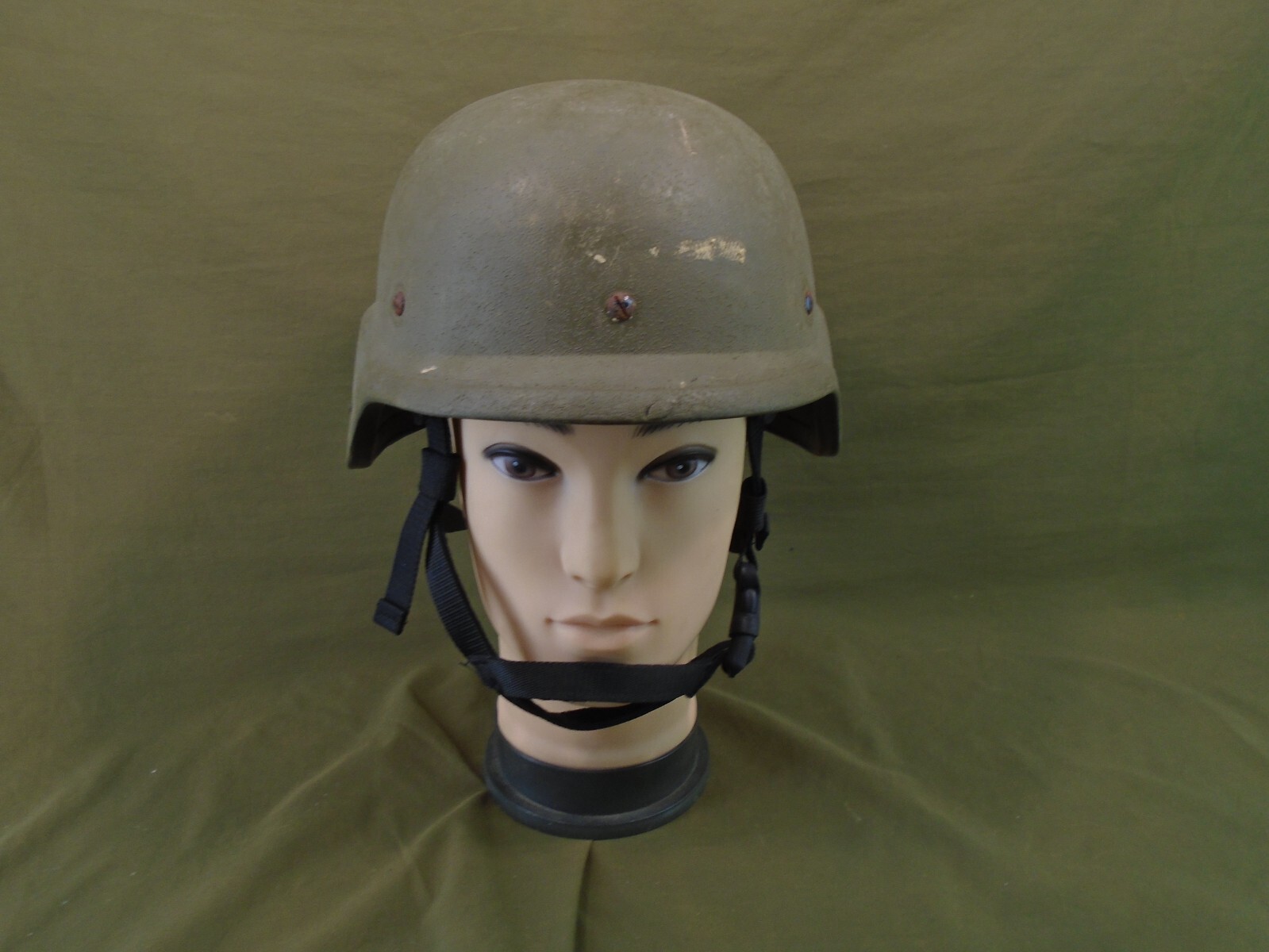US Military PASGT Ground Troops Helmet Medium 1983 with chinstrap & pads 200-B