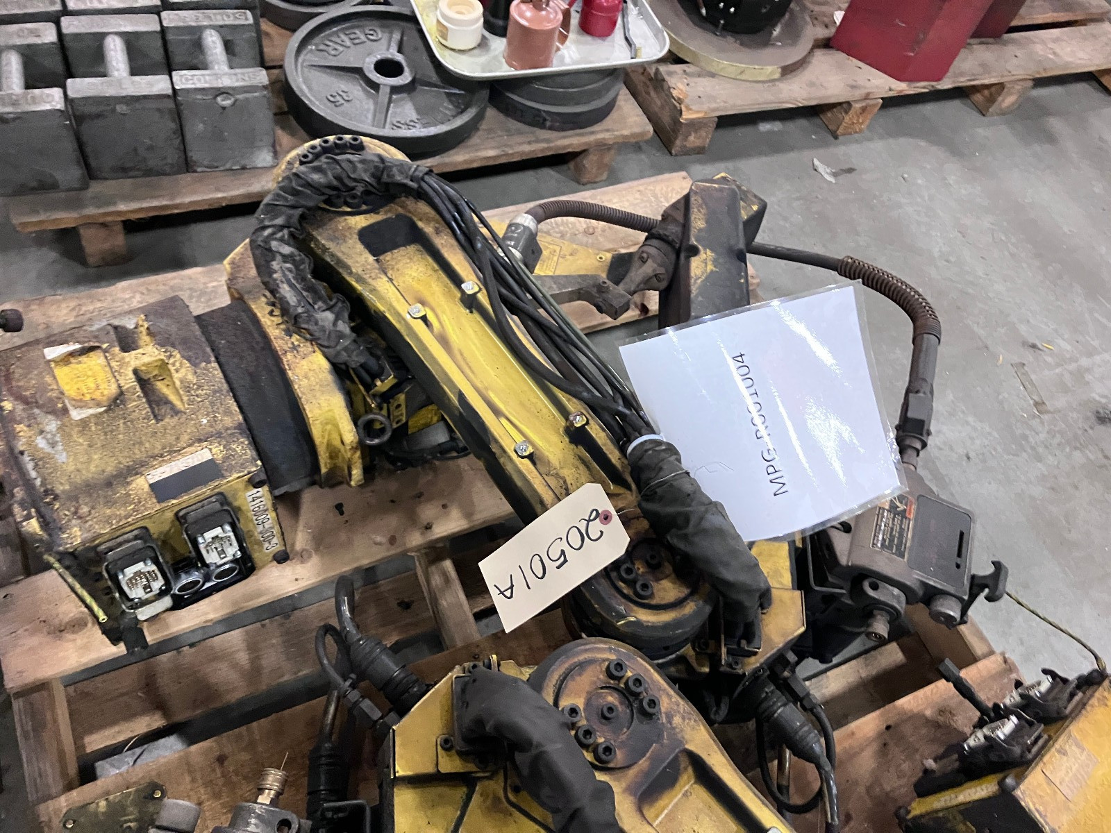 Fanuc ArcMate 100iB? F-71371 welding robot w/wire feeder,gun For parts/repair #2