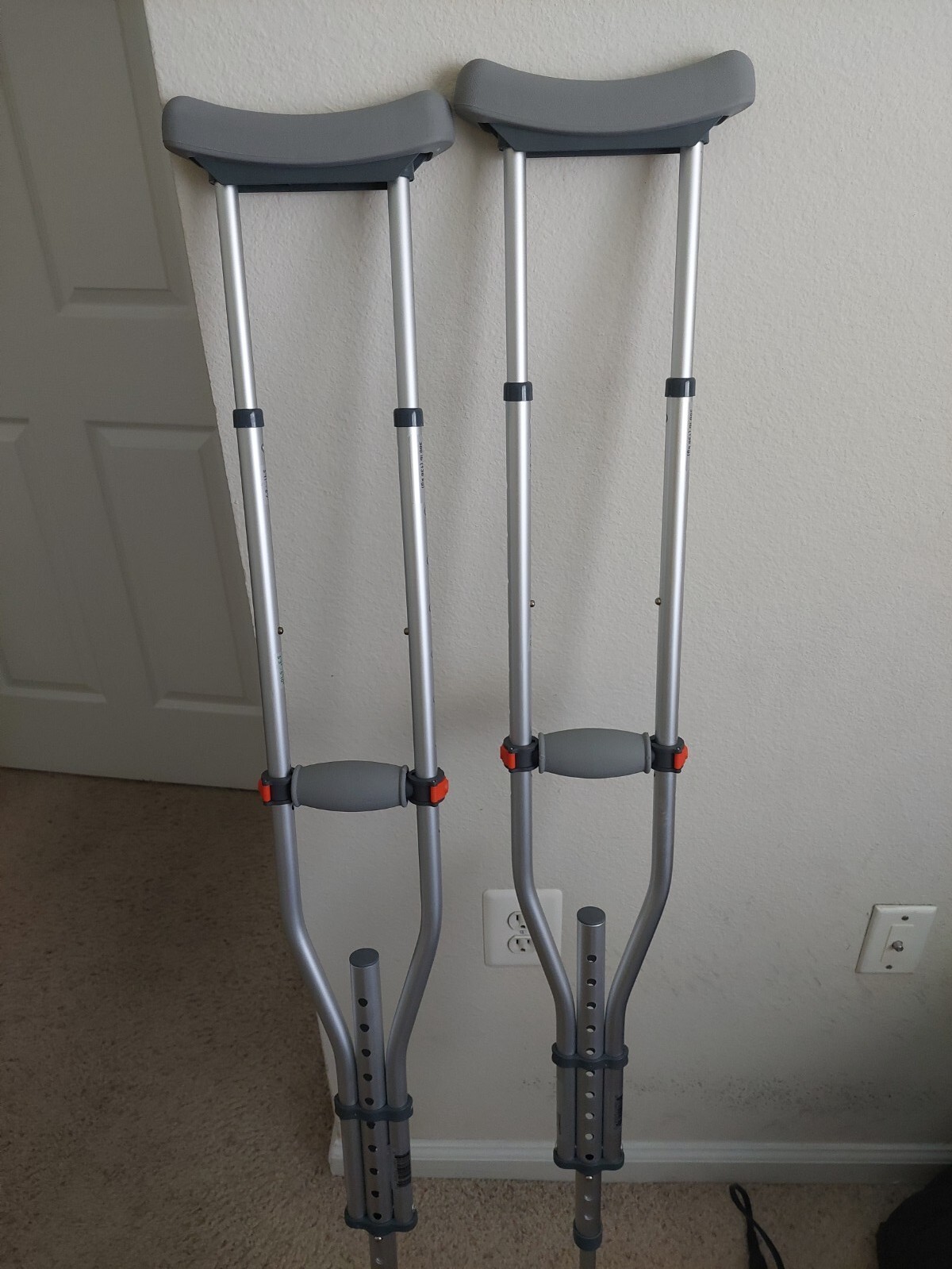 Aluminum Walgreens Universal Crutches, Height range 4'7" to 6'7" (300lbs/136kg)
