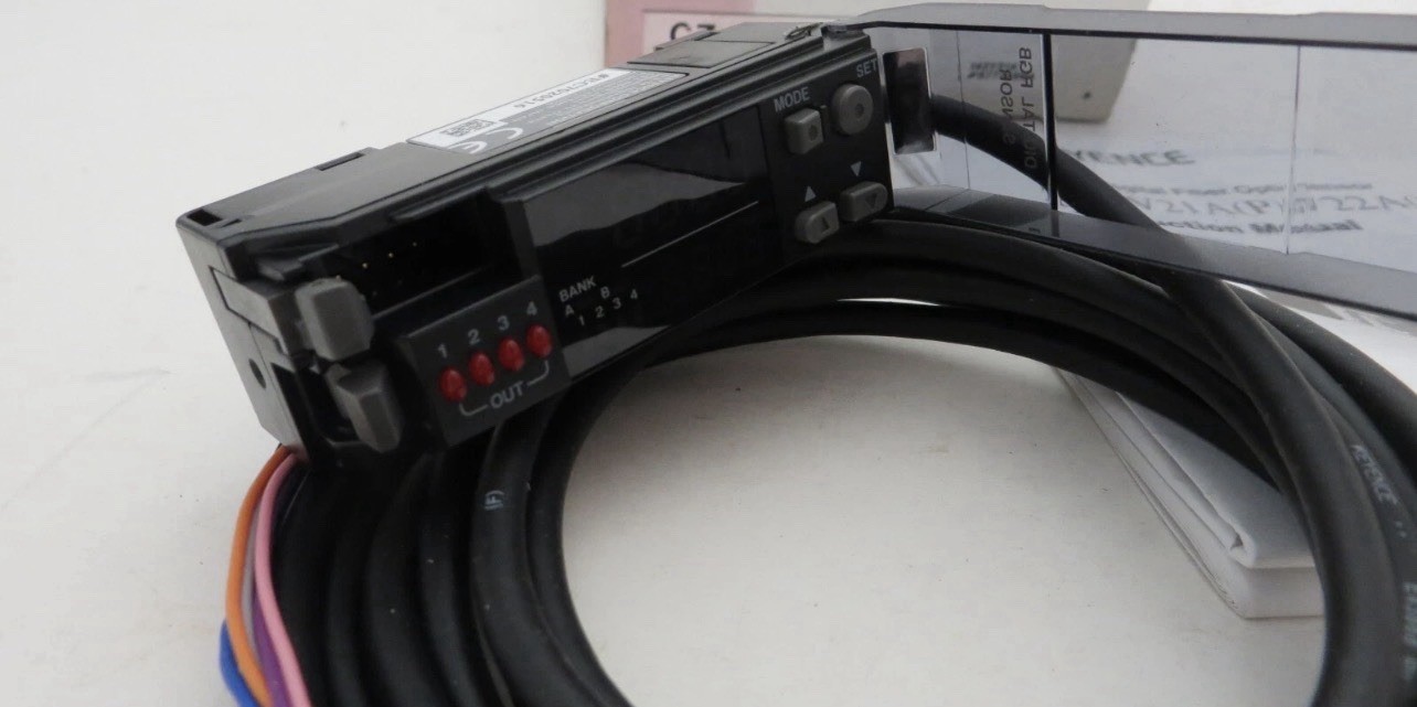 Keyence CZ-V21A Digital RGB Fiber Optic Sensor Amplifier. NEW IN BOX! 9A