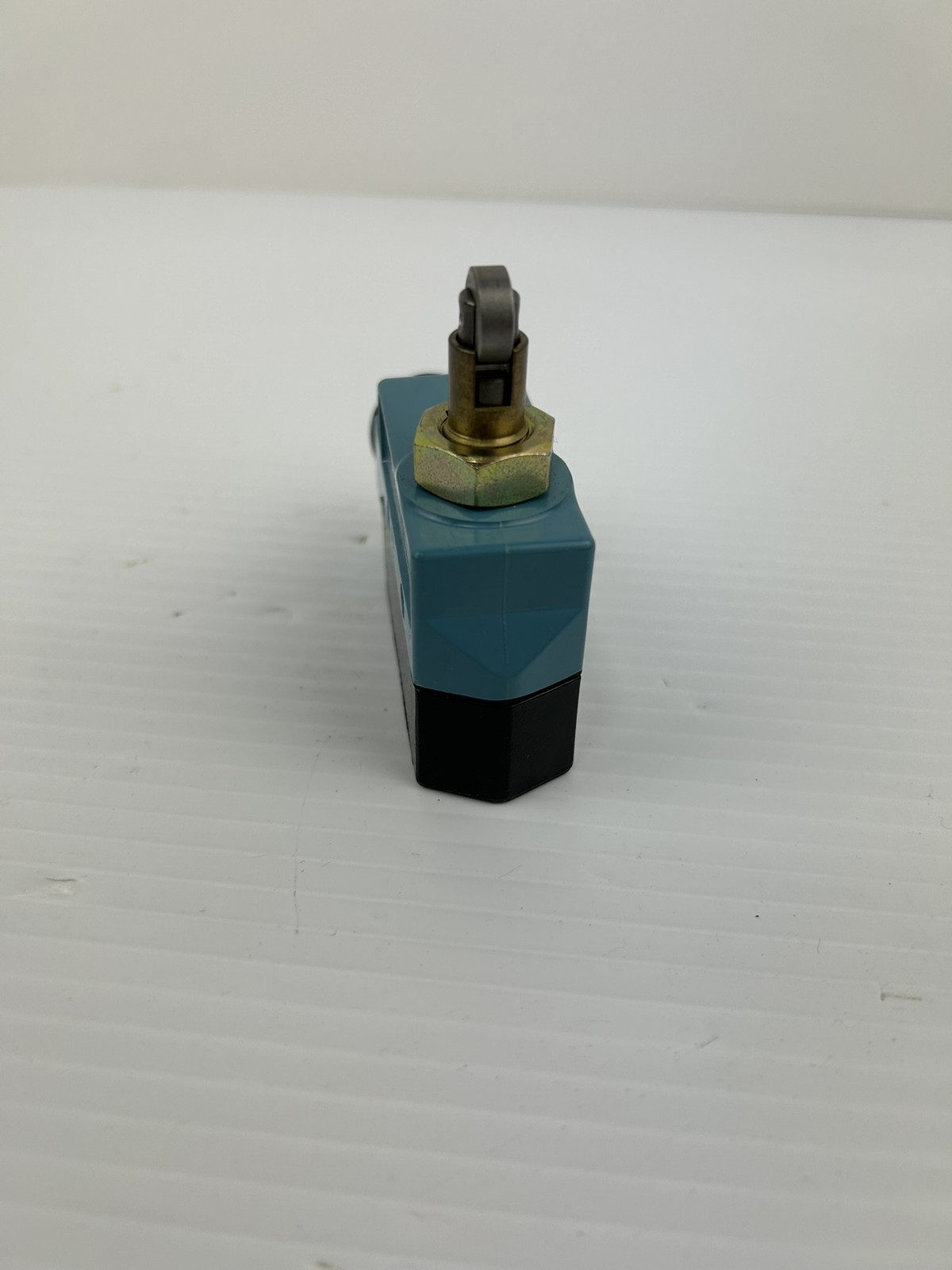Honeywell BZE6-2RQ841 Micro Limit Switch with Roller