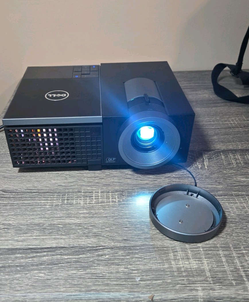 Dell 4220 DLP Projector 4100 ANSI Lumens XGA 1024x768 HDMI w/ Case