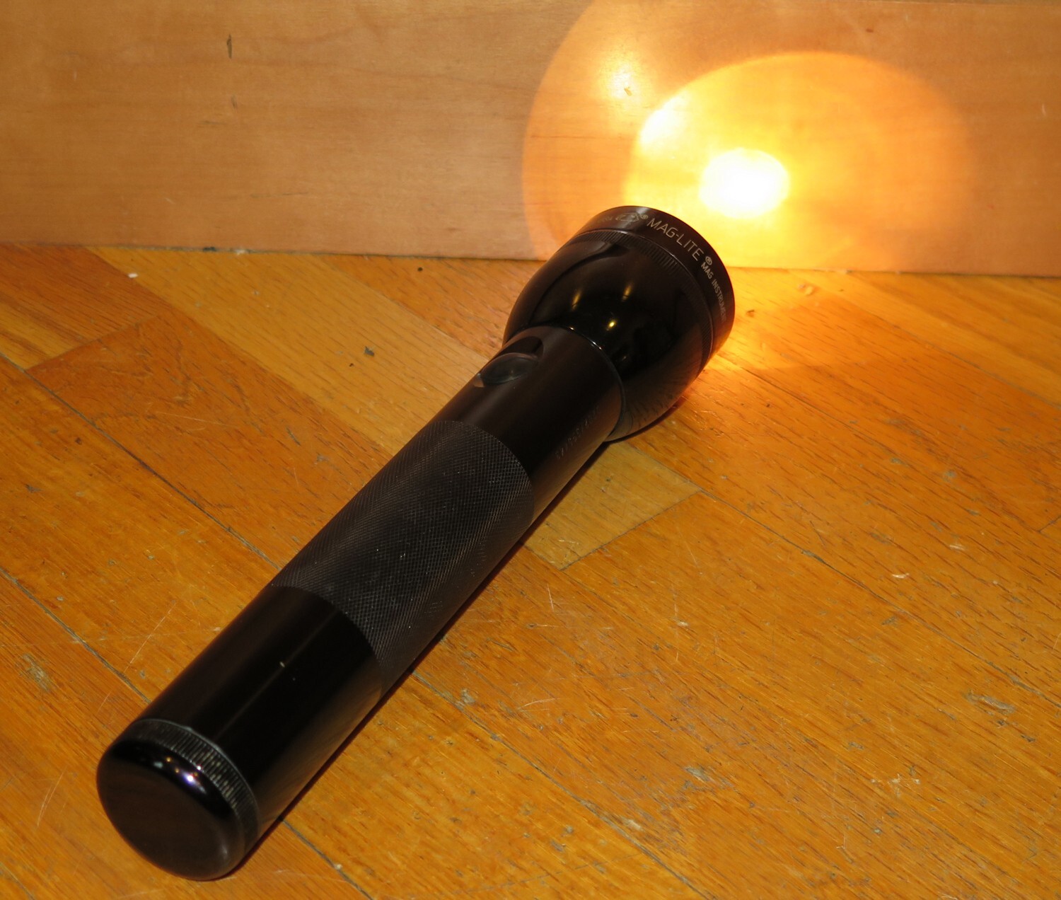 Mag-Lite 10" 2 D-Cell Heavy Duty Incandescent Black Anodized Flashlight