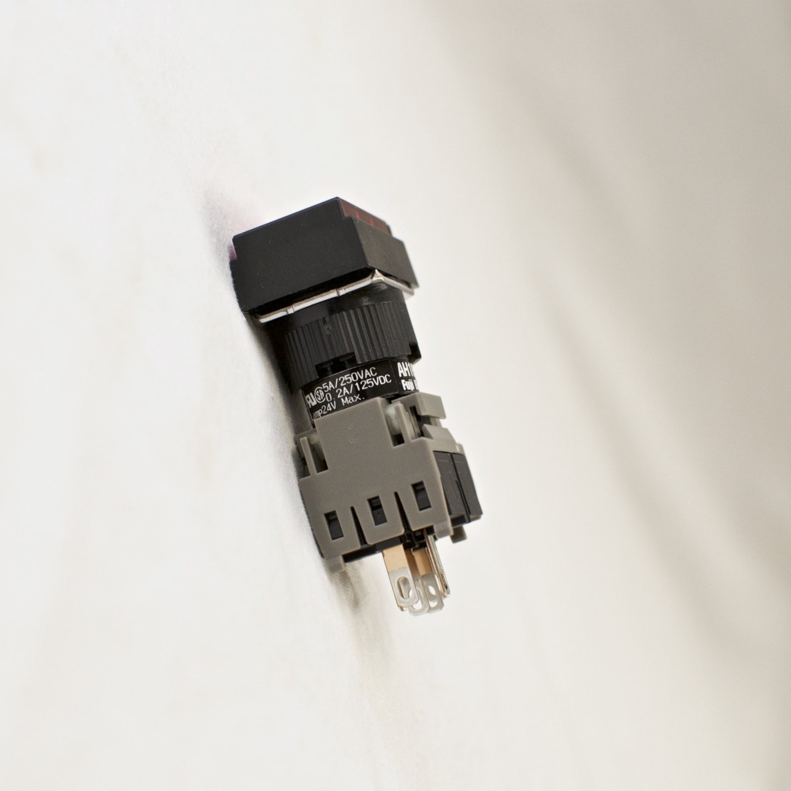 FUJI AH165-TLR11E3 Red Pushbutton Command Switch 24VDC LED (Pack of 5)