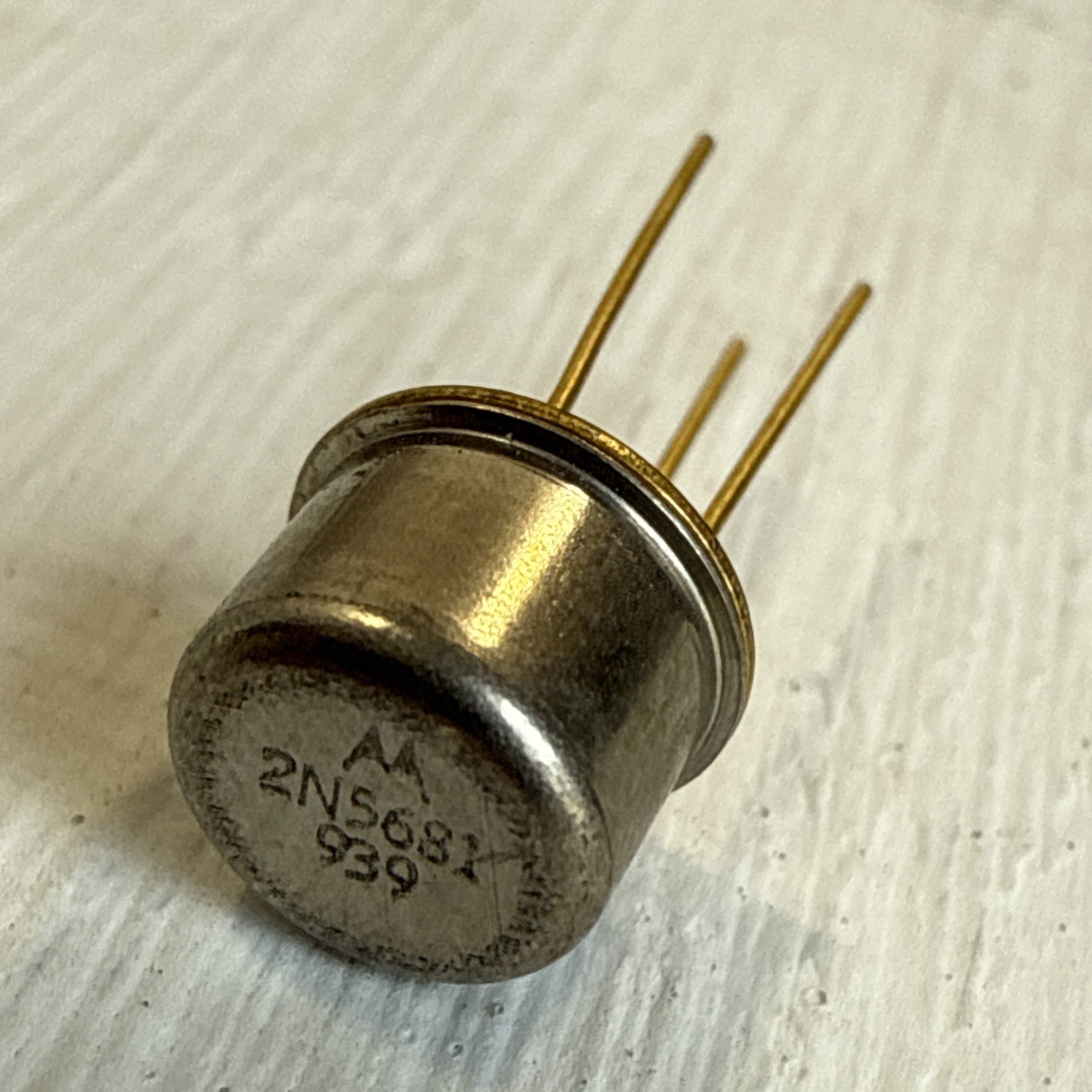 NEW Motorola 2N5681 Si Npn Transistor 100V 1A 1W 230MHZ 3 Pin Gold Pins NNB