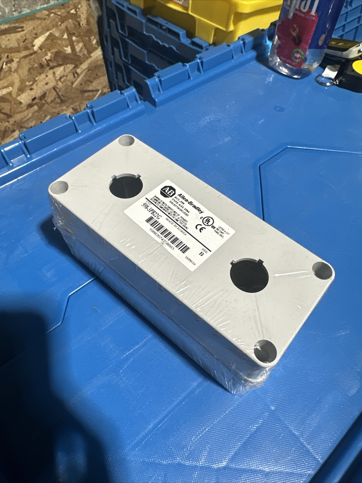 Allen-Bradley 598-3PB22G Enclosure, Pushbutton Enclosure, 3 button holes🇺🇸🇺🇸