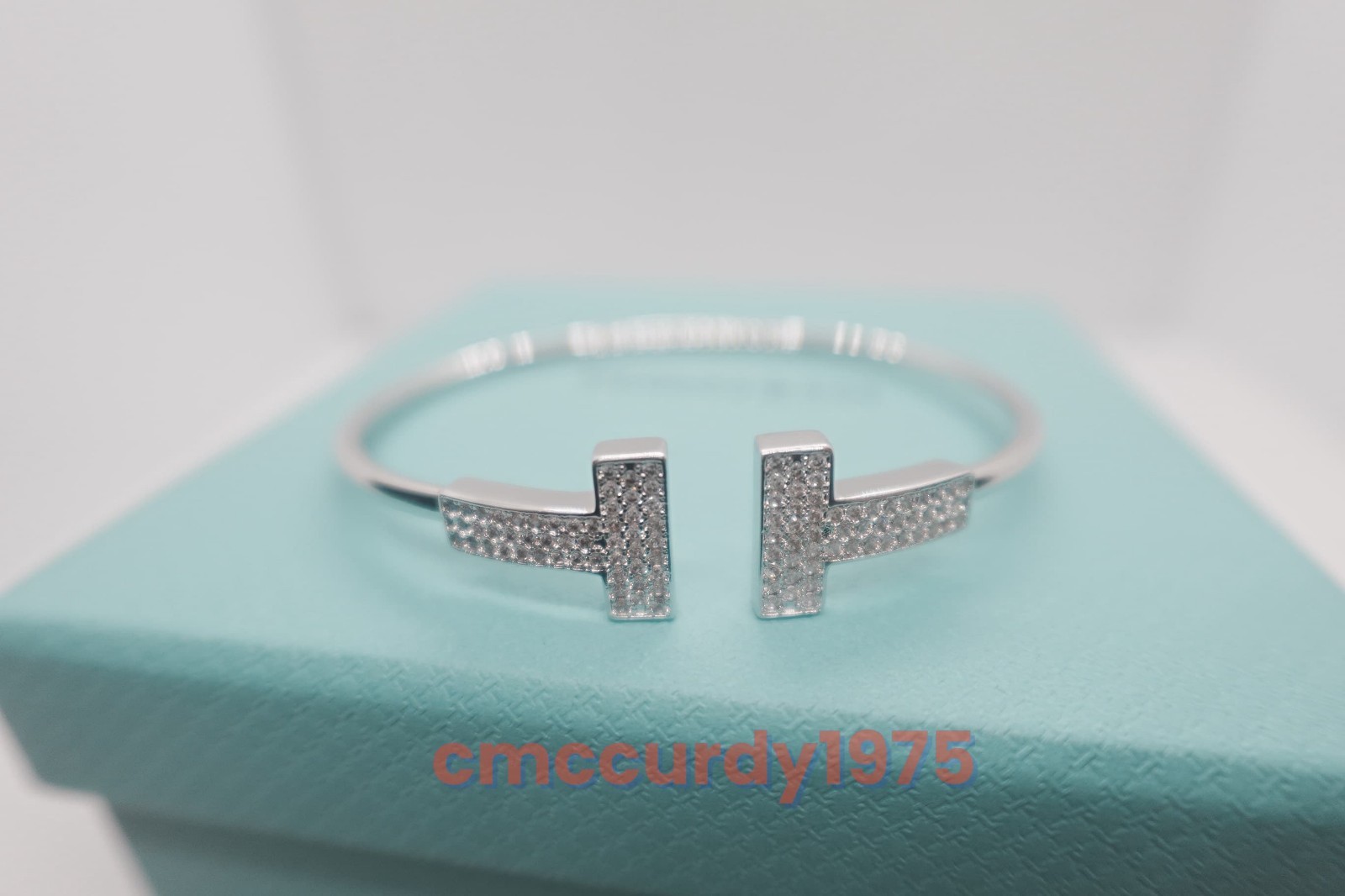 Gift.Tilffany & Co Wire bracelet in white gold and diamonds