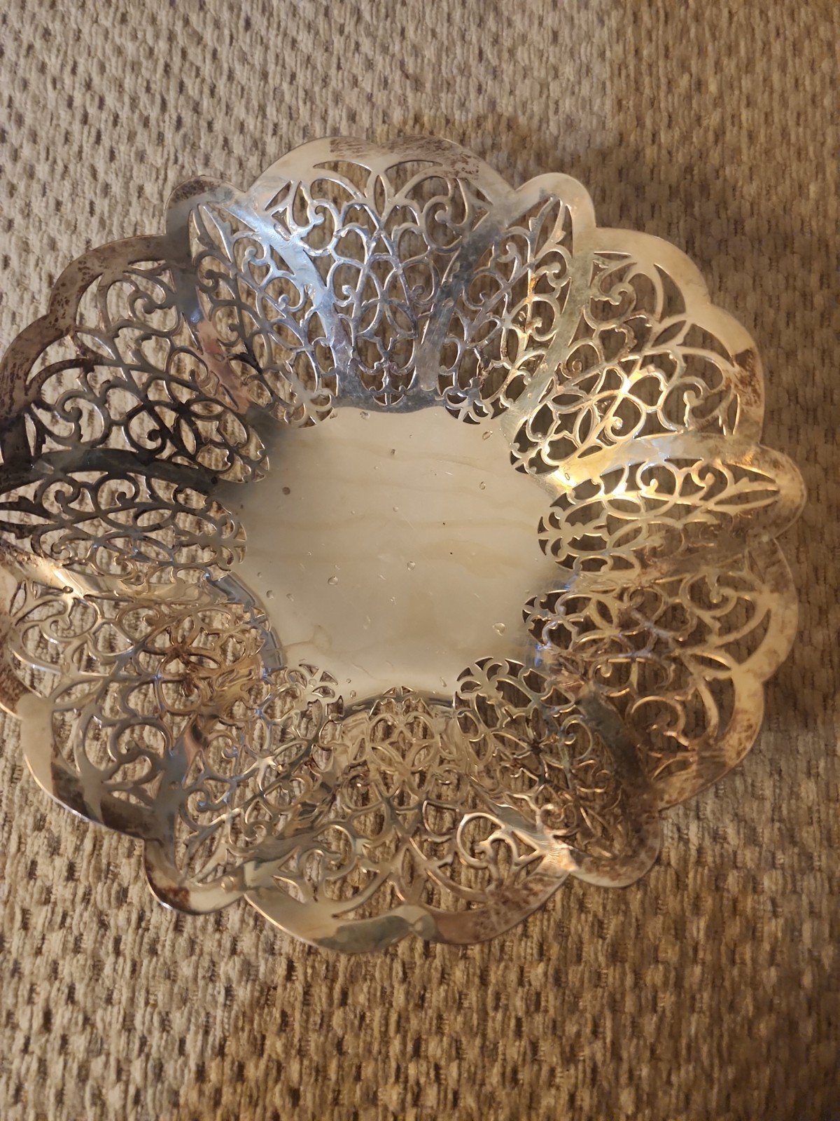 INTERNATIONAL SILVER LOVELACE SILVER PLATE PIERCED 3 LEGGED BOWL 7 3/4" VG USED